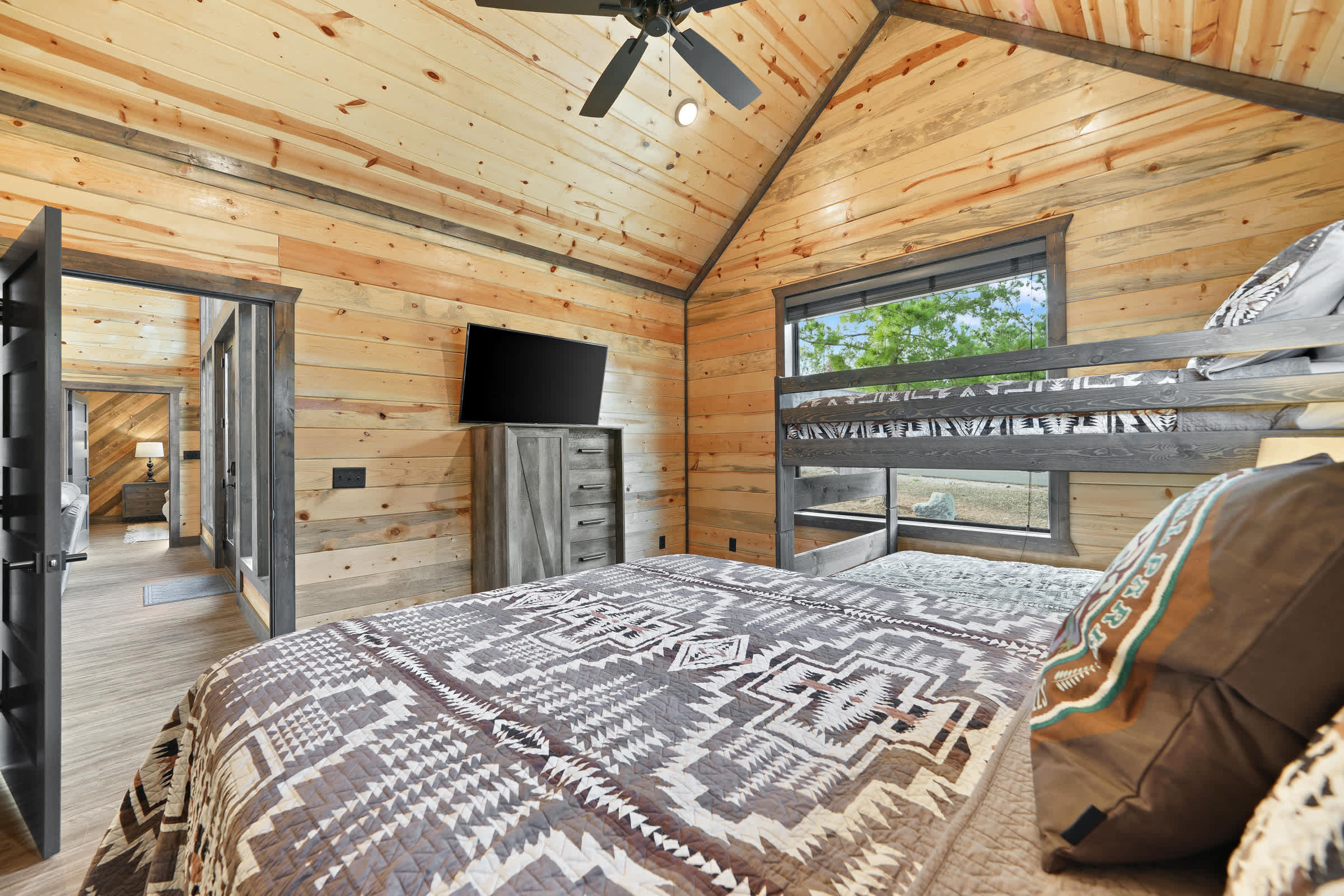 New! Cave Table Road! Fun Views! Hot Tub! Firepit!