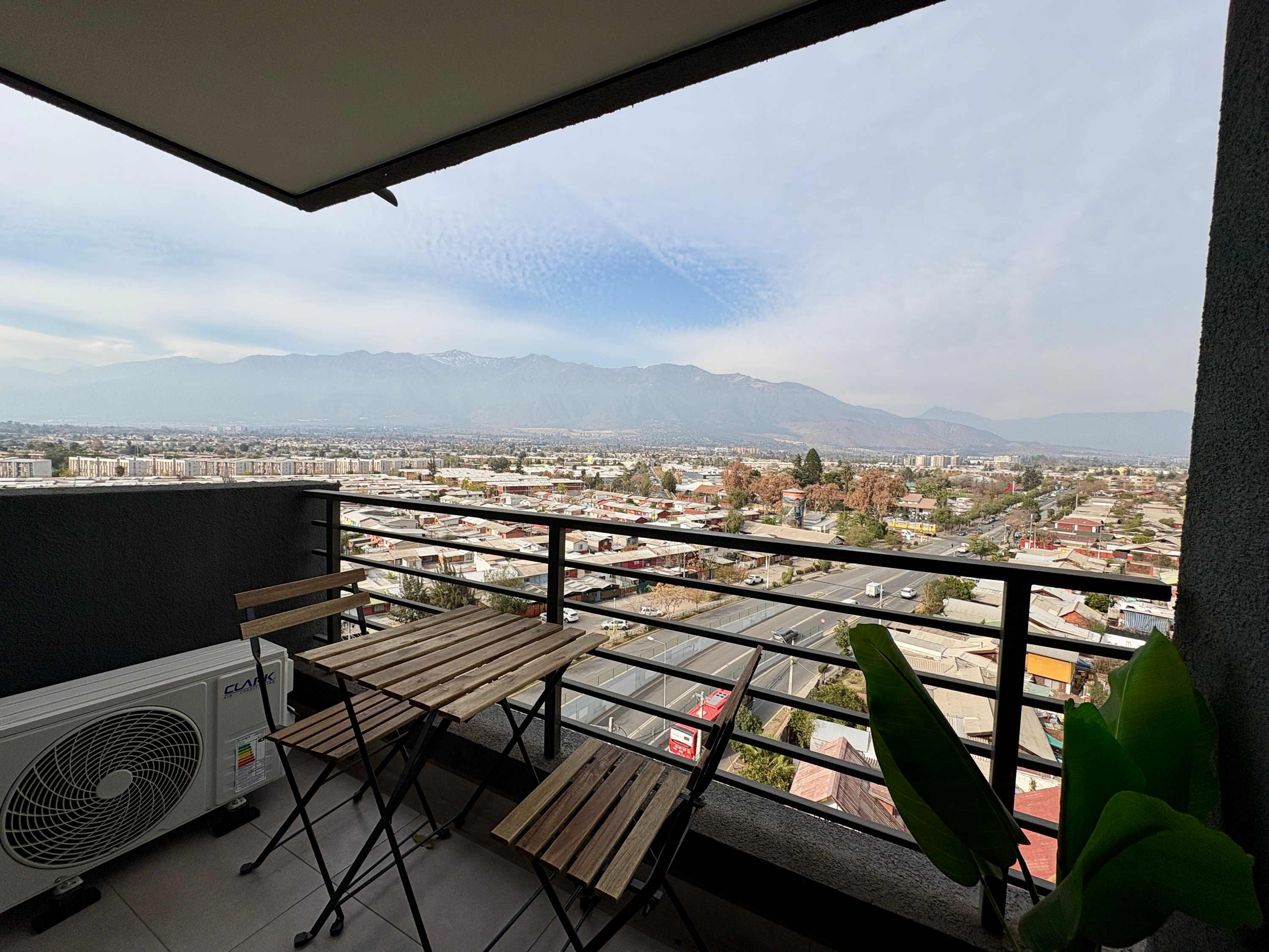 2BR Andes View - Parking, Pool & Metro