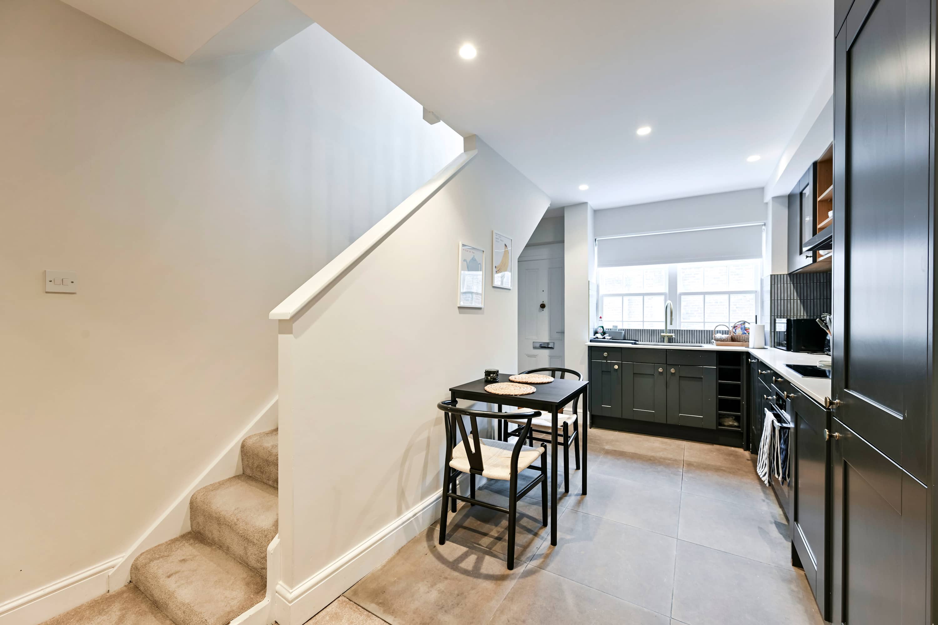View Elegant St Johns Wood Mews-King Bed & Workspace in 19 Hamilton Close NW8 8QY Elegant St Johns Wood Mews-King Bed & Workspace in 19 Hamilton Close NW8 8QY - Property image 9 - VivreStays