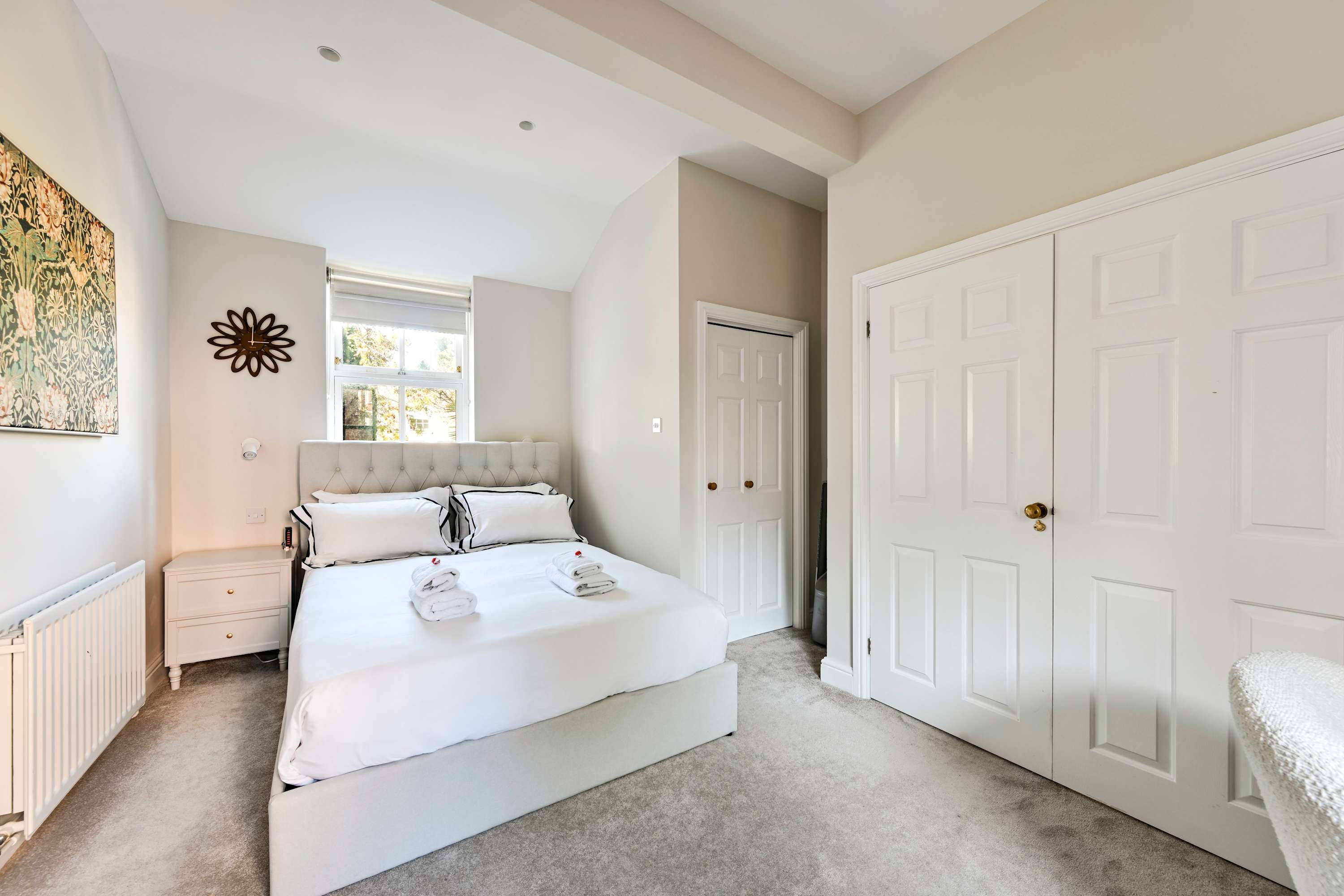 View Elegant St Johns Wood Mews-King Bed & Workspace in 19 Hamilton Close NW8 8QY Elegant St Johns Wood Mews-King Bed & Workspace in 19 Hamilton Close NW8 8QY - Property image 17 - VivreStays