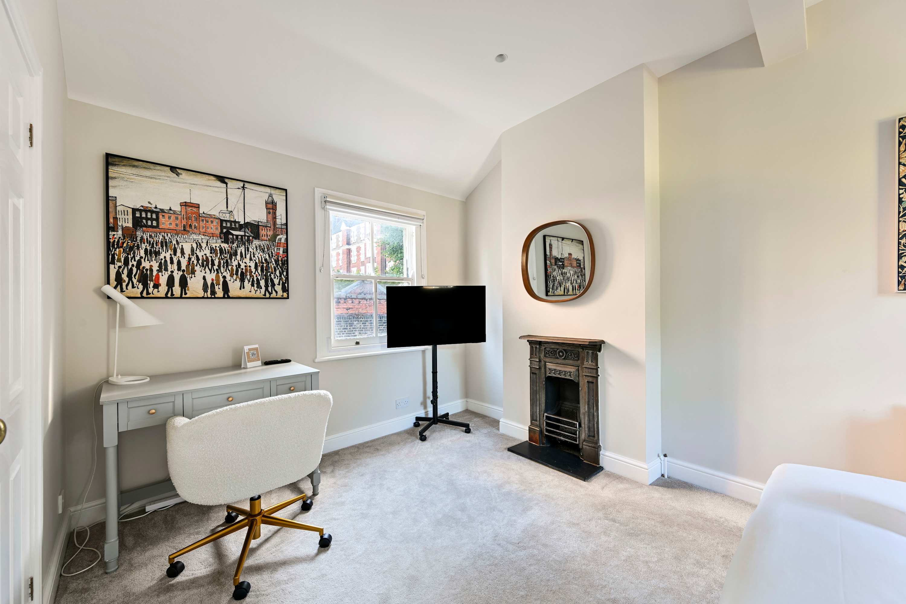 View Elegant St Johns Wood Mews-King Bed & Workspace in 19 Hamilton Close NW8 8QY Elegant St Johns Wood Mews-King Bed & Workspace in 19 Hamilton Close NW8 8QY - Property image 19 - VivreStays