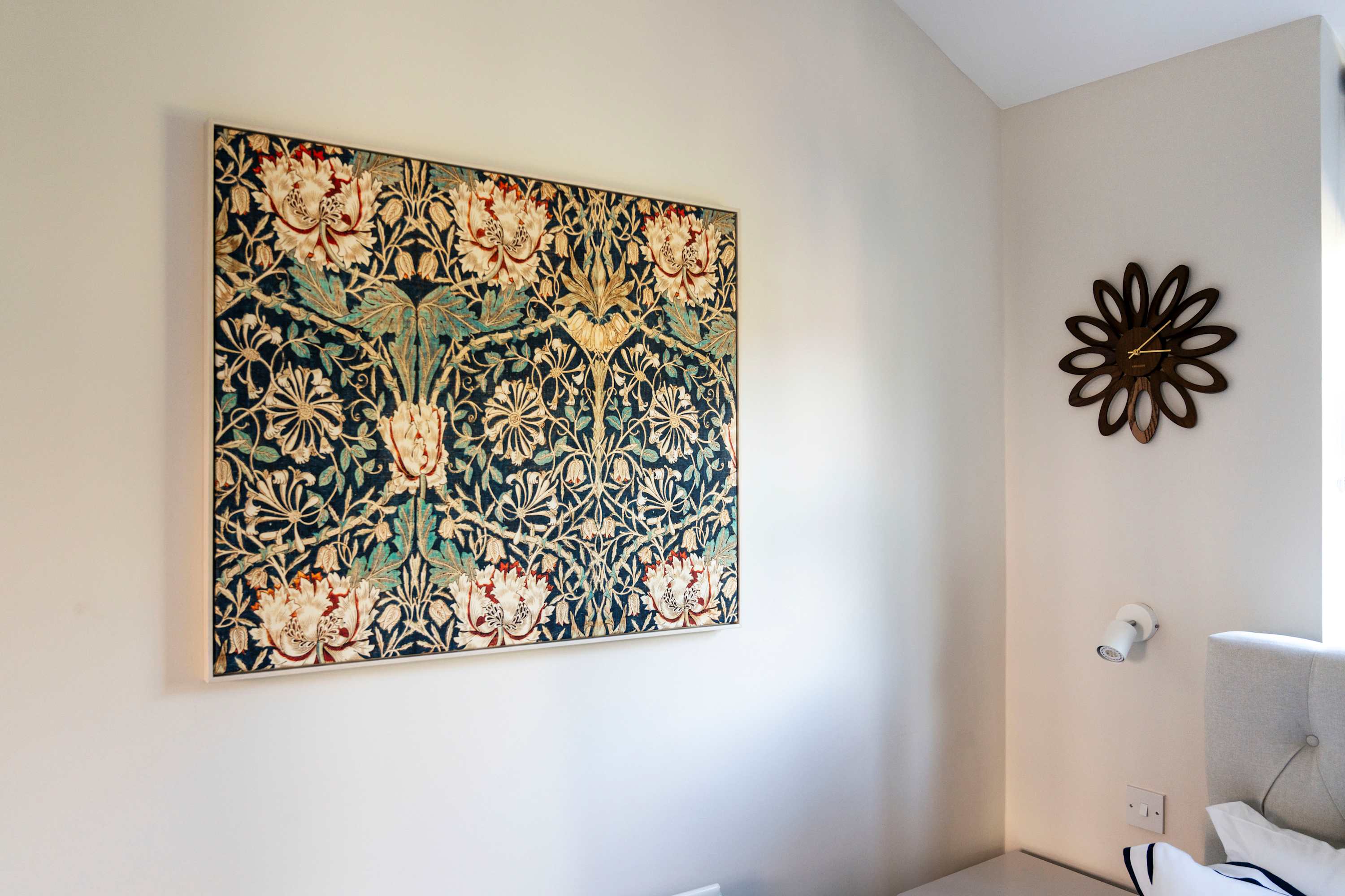 View Elegant St Johns Wood Mews-King Bed & Workspace in 19 Hamilton Close NW8 8QY Elegant St Johns Wood Mews-King Bed & Workspace in 19 Hamilton Close NW8 8QY - Property image 25 - VivreStays