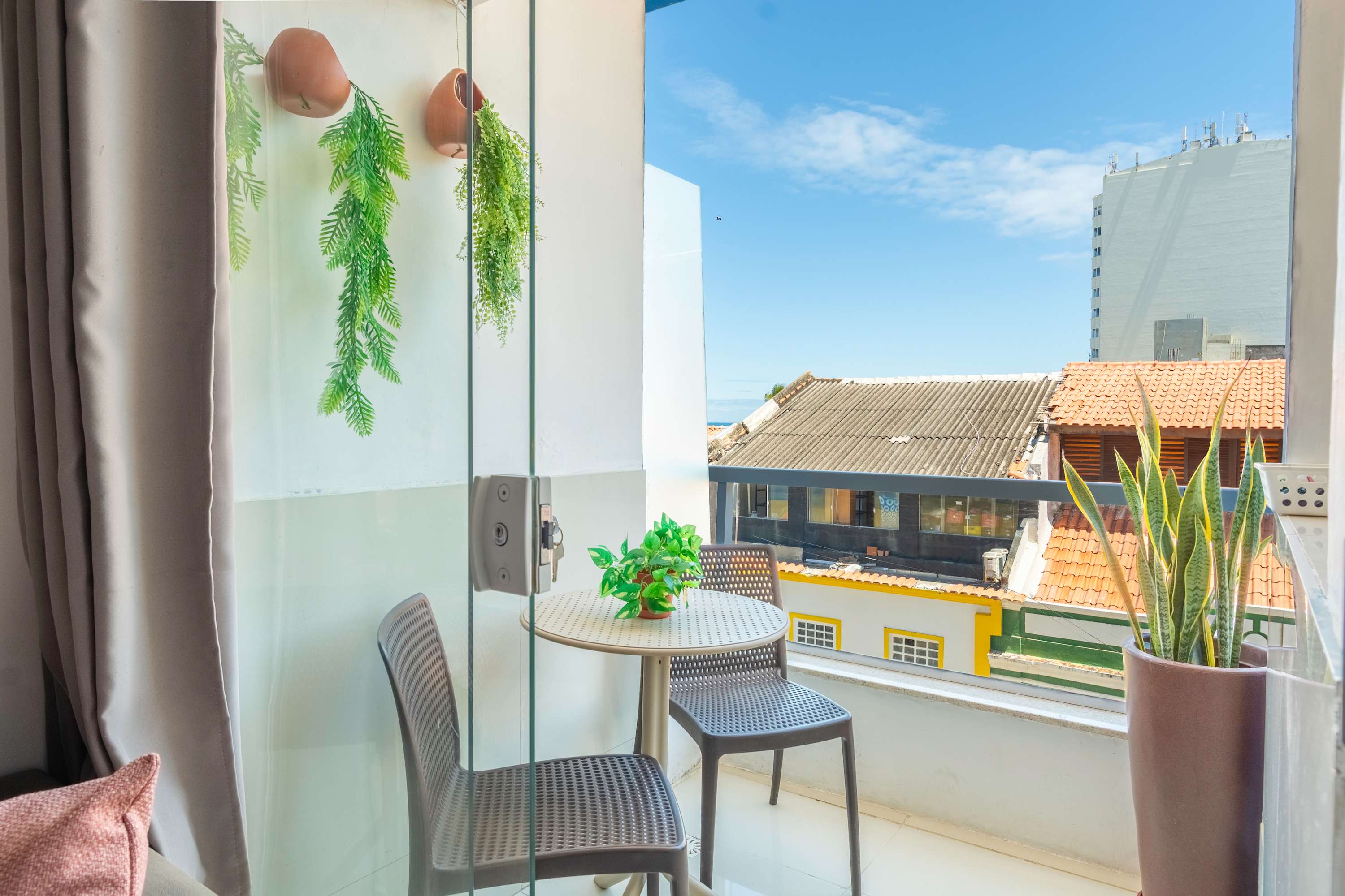 Beachfront Living: Pool & Beach in Barra