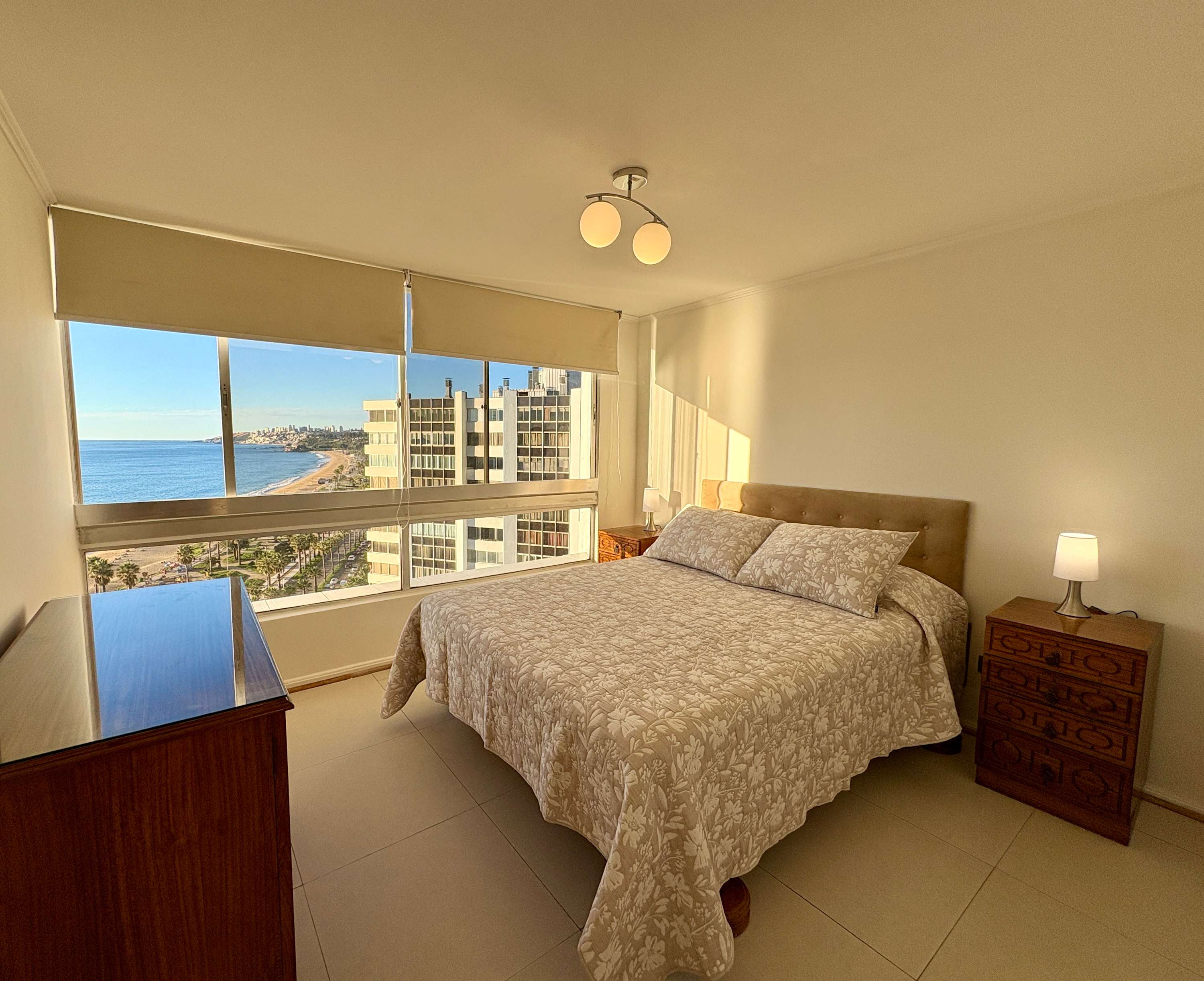 Oceanview Apartment: Remote Work, Rest & Parking
