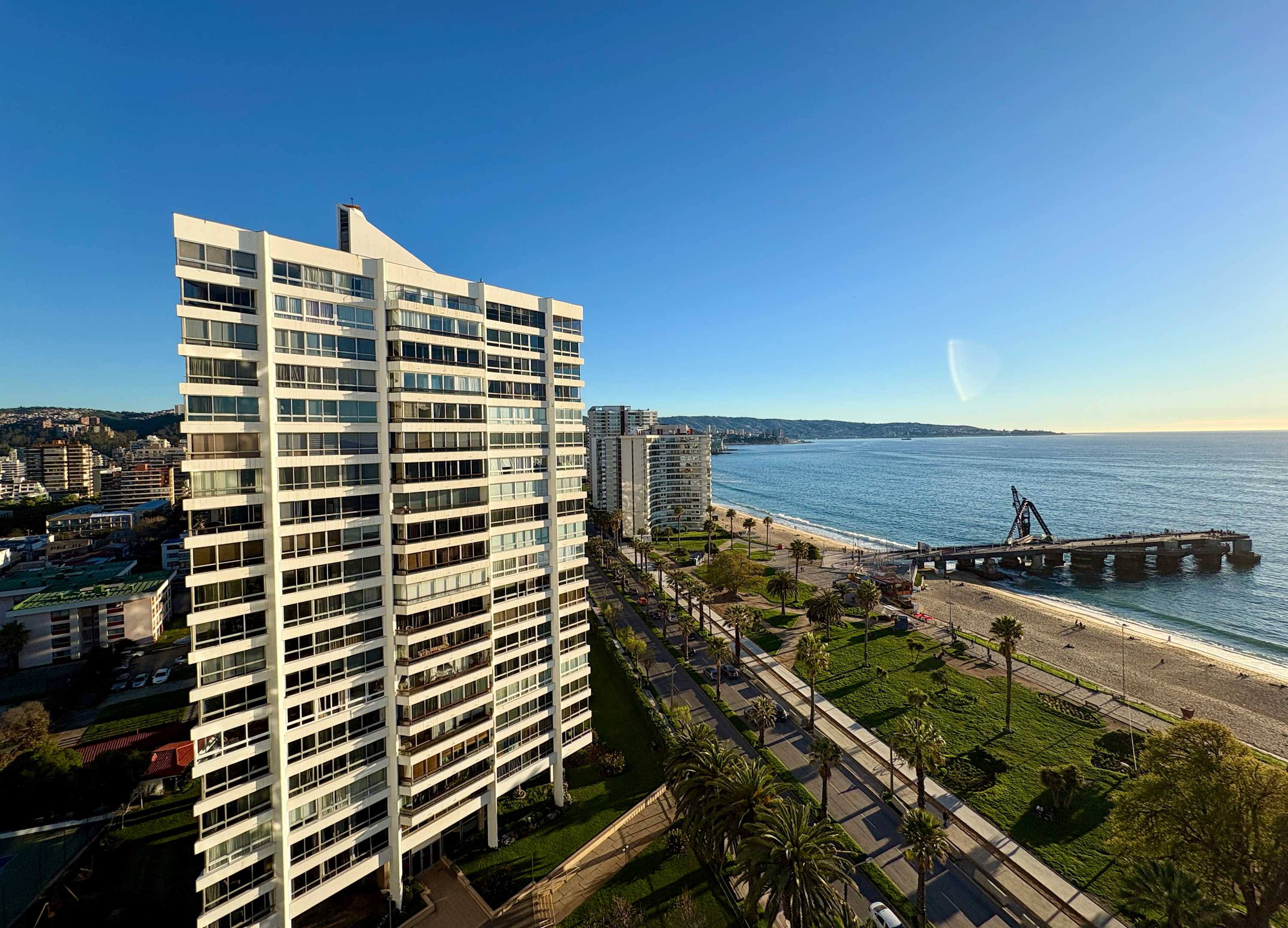 Oceanfront Viña del Mar Apt: Fast WiFi & Free