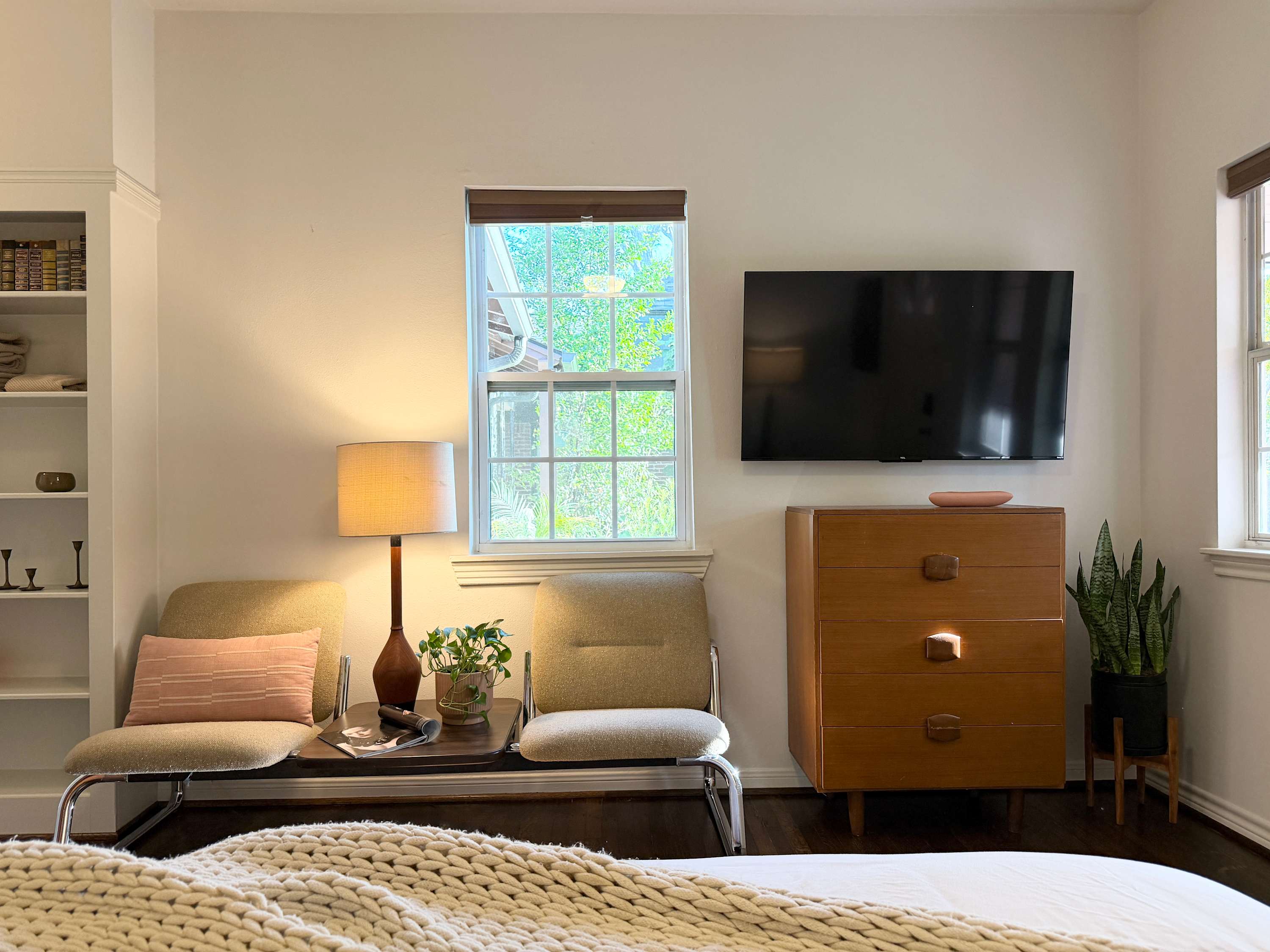 the escape: king bedroom w/pool, hot tub access