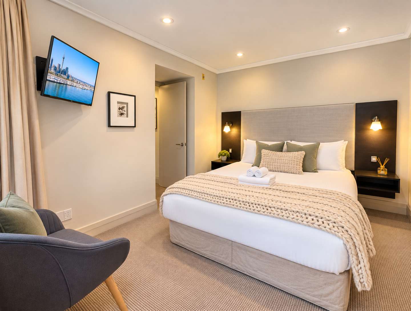Central Auckland 1BR w Harbour Views Zodiak Stays | Photo 3