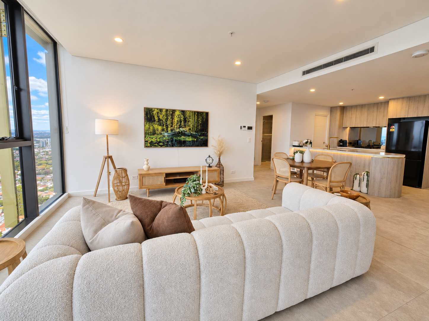Top-Floor City View Apt | Pool & River Views photo 4