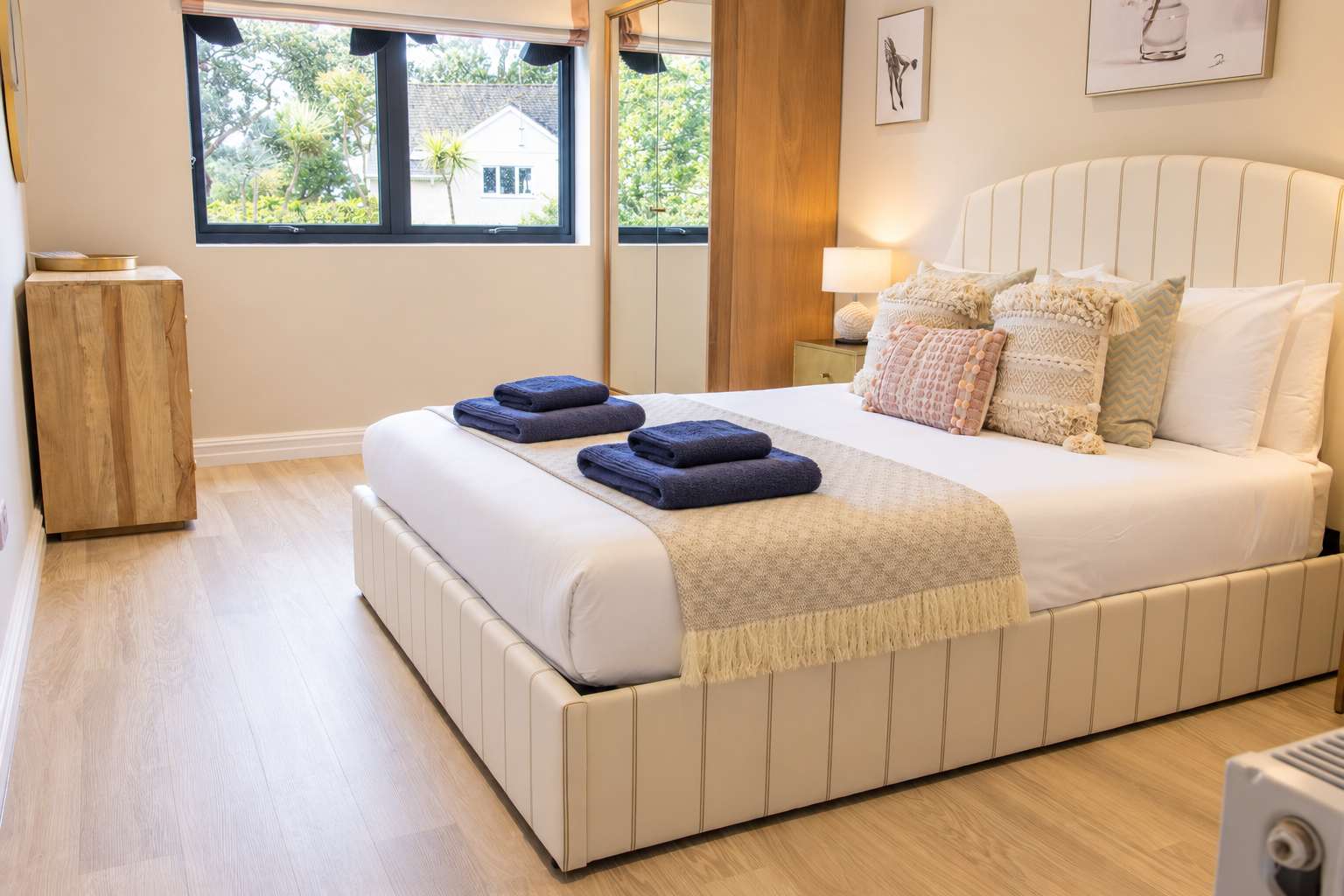 High Tides Elegant 5-Bed Villa & Hot Tub Sandbanks in 48A Banks Road BH13 7QF - Property image 18 - VivreStays