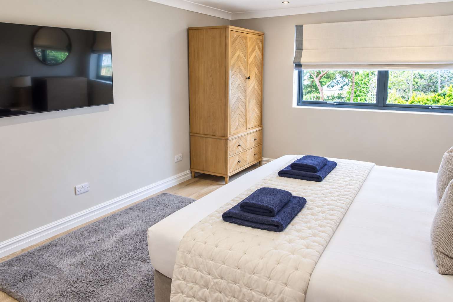 High Tides Elegant 5-Bed Villa & Hot Tub Sandbanks in 48A Banks Road BH13 7QF - Property image 16 - VivreStays