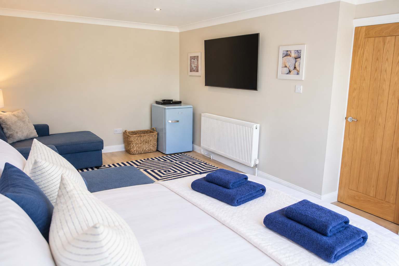 High Tides Elegant 5-Bed Villa & Hot Tub Sandbanks in 48A Banks Road BH13 7QF - Property image 24 - VivreStays