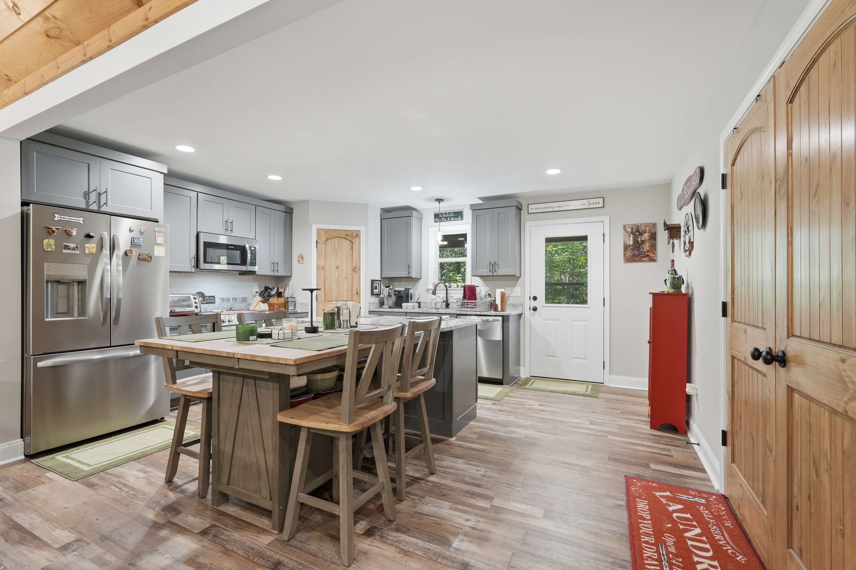 The open eat-in kitchen is well equipped for an unforgettable getaway​