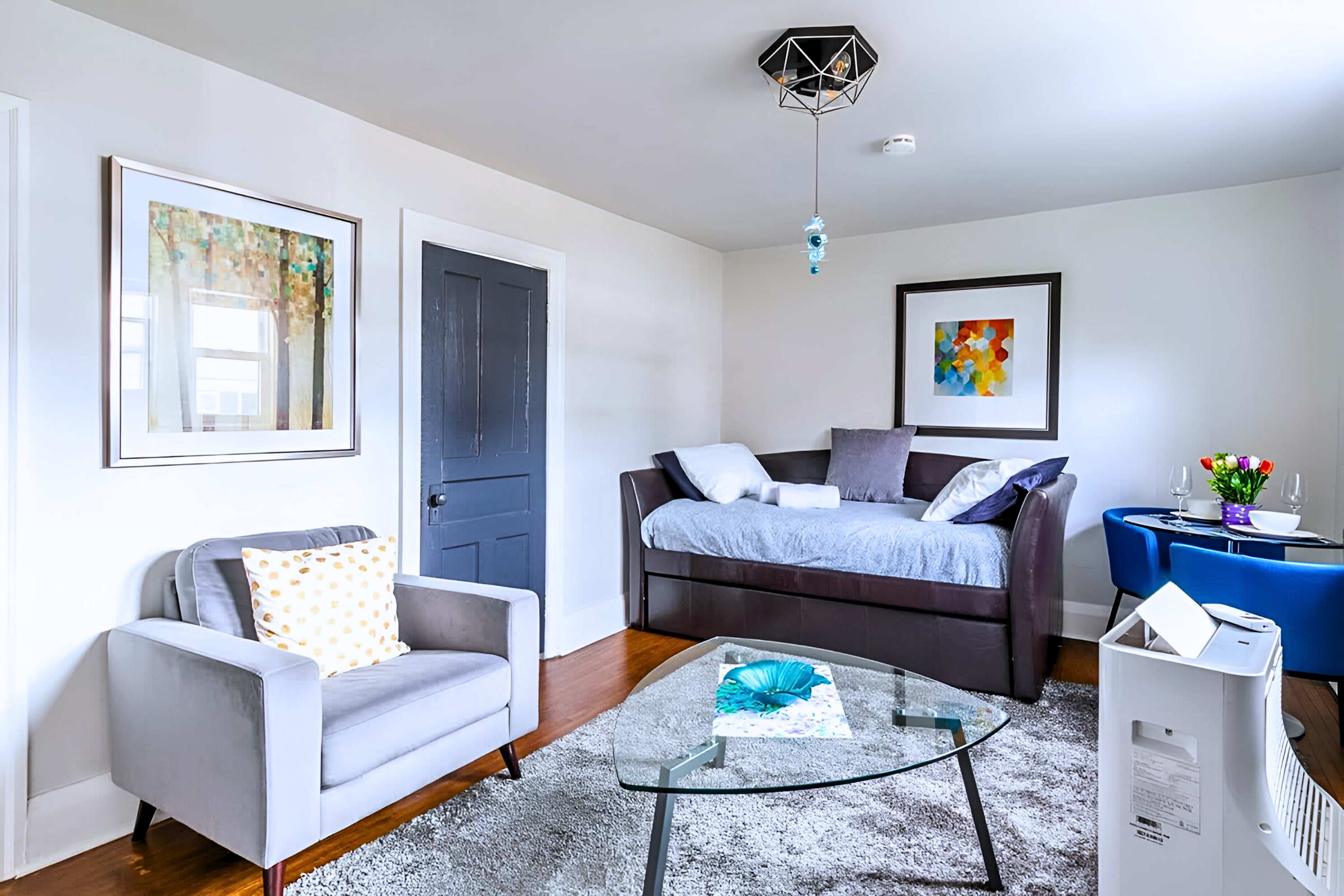Stylish City Stay Near Dining Attractions | Photo 6