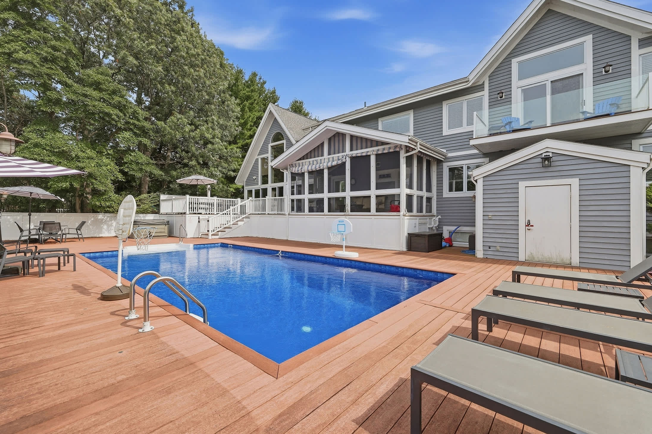 Swim laps, lounge in the sun, or enjoy a cool drink by the water’s edge.