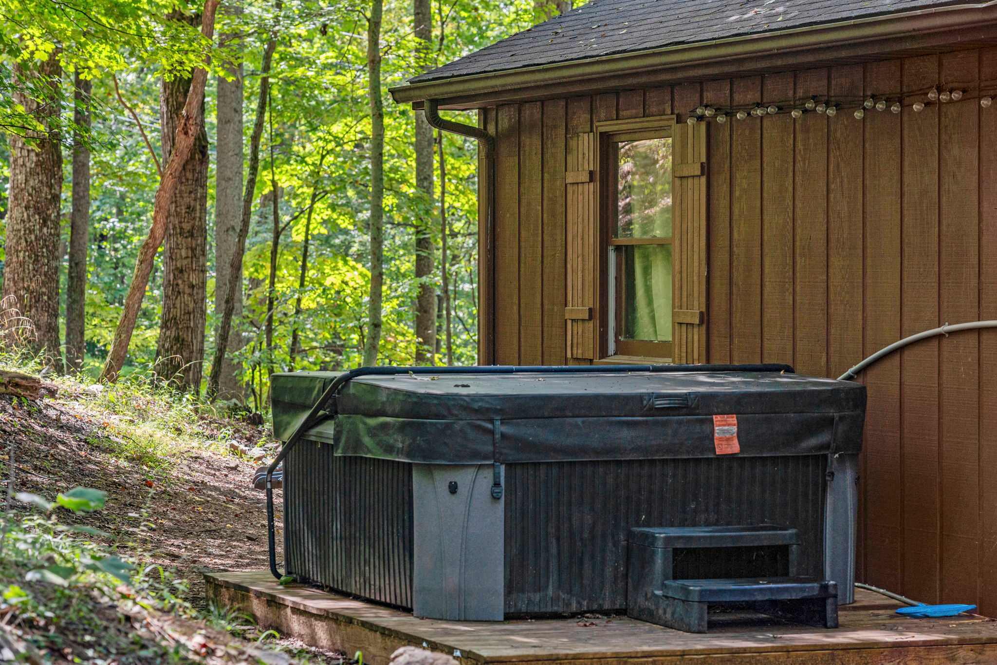 River Cabin w/ Hot Tub, Screened Porch & Fire Pit