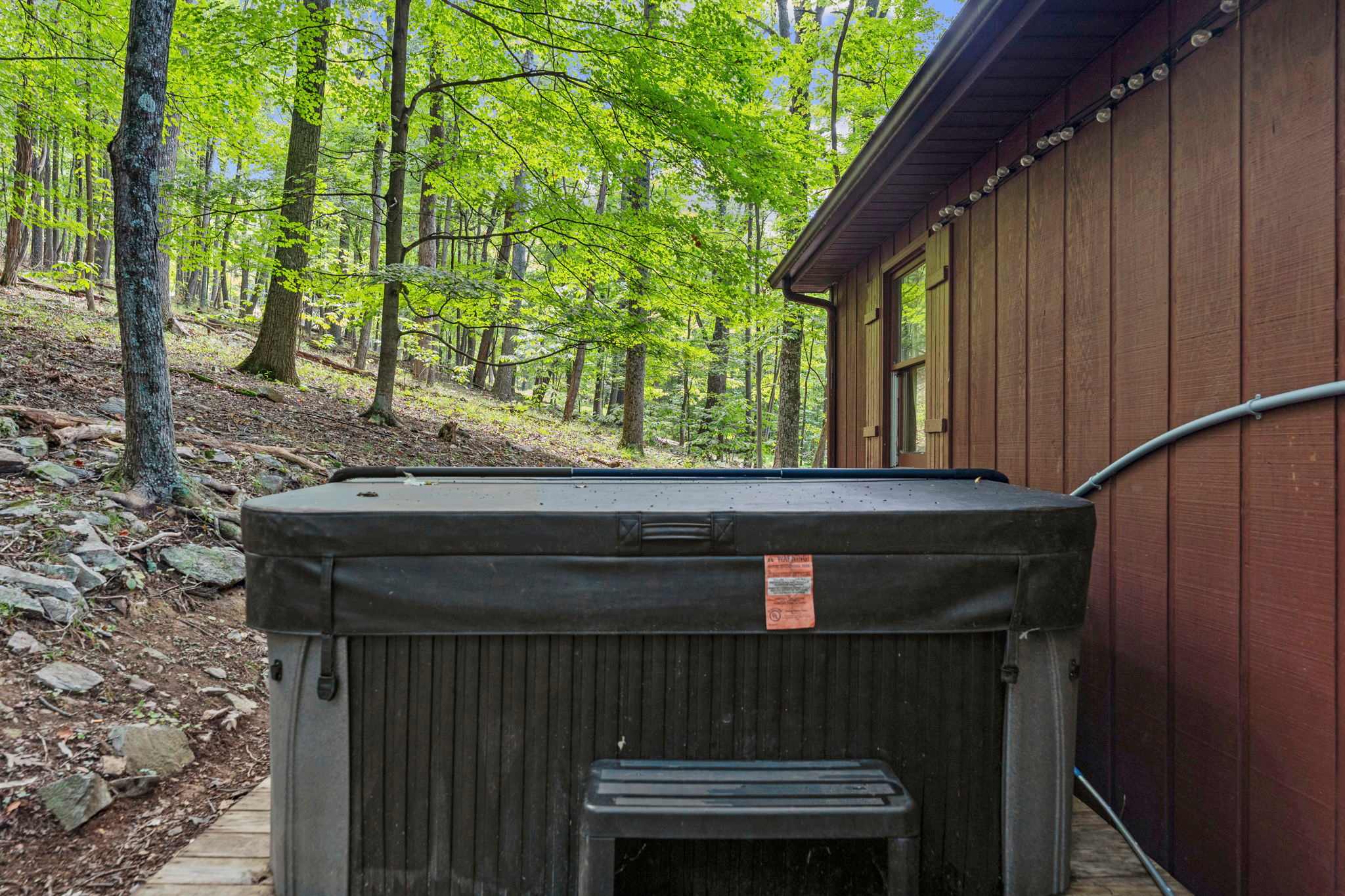 River Cabin w/ Hot Tub, Screened Porch & Fire Pit