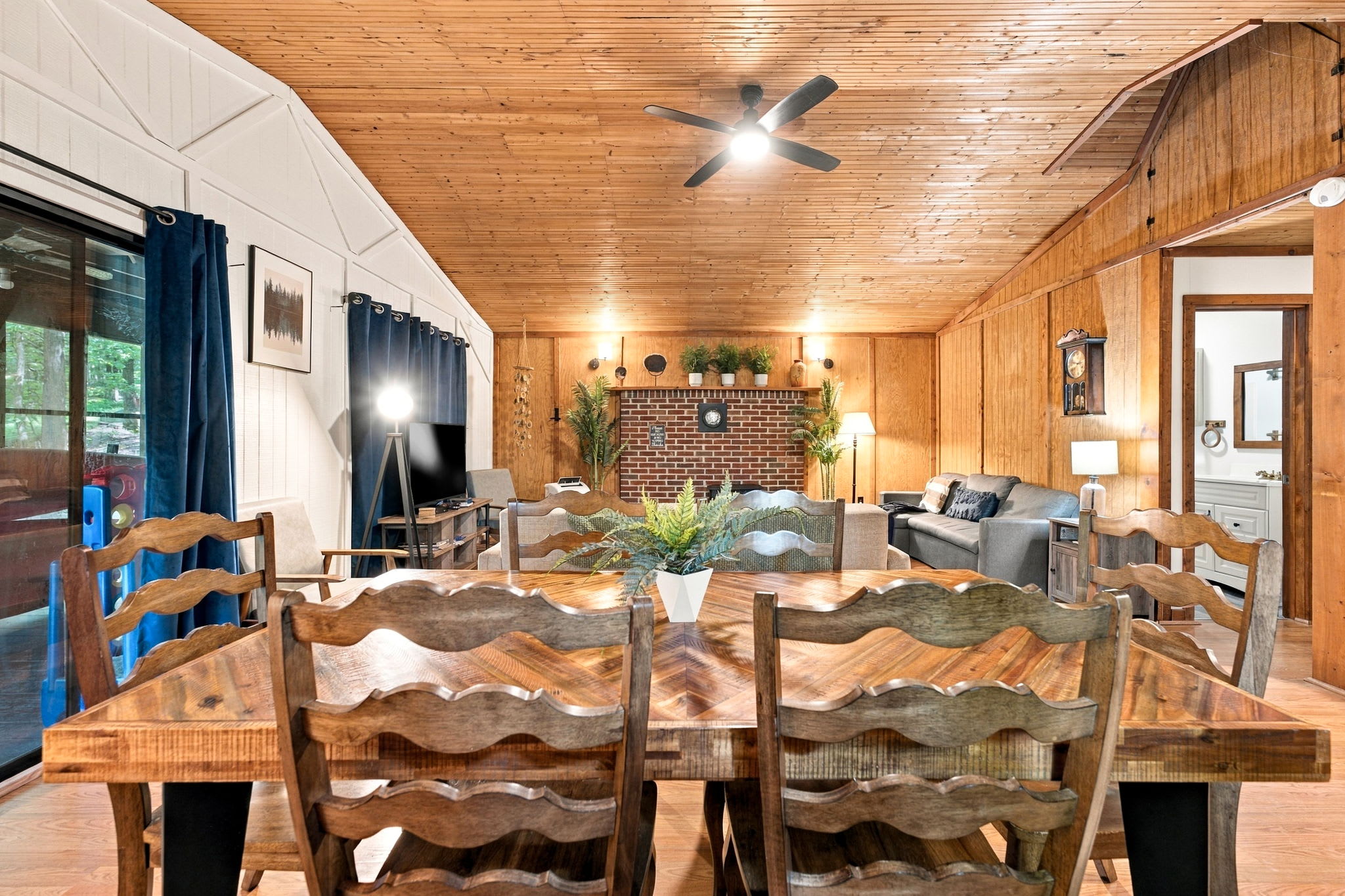 River Cabin w/ Hot Tub, Screened Porch & Fire Pit