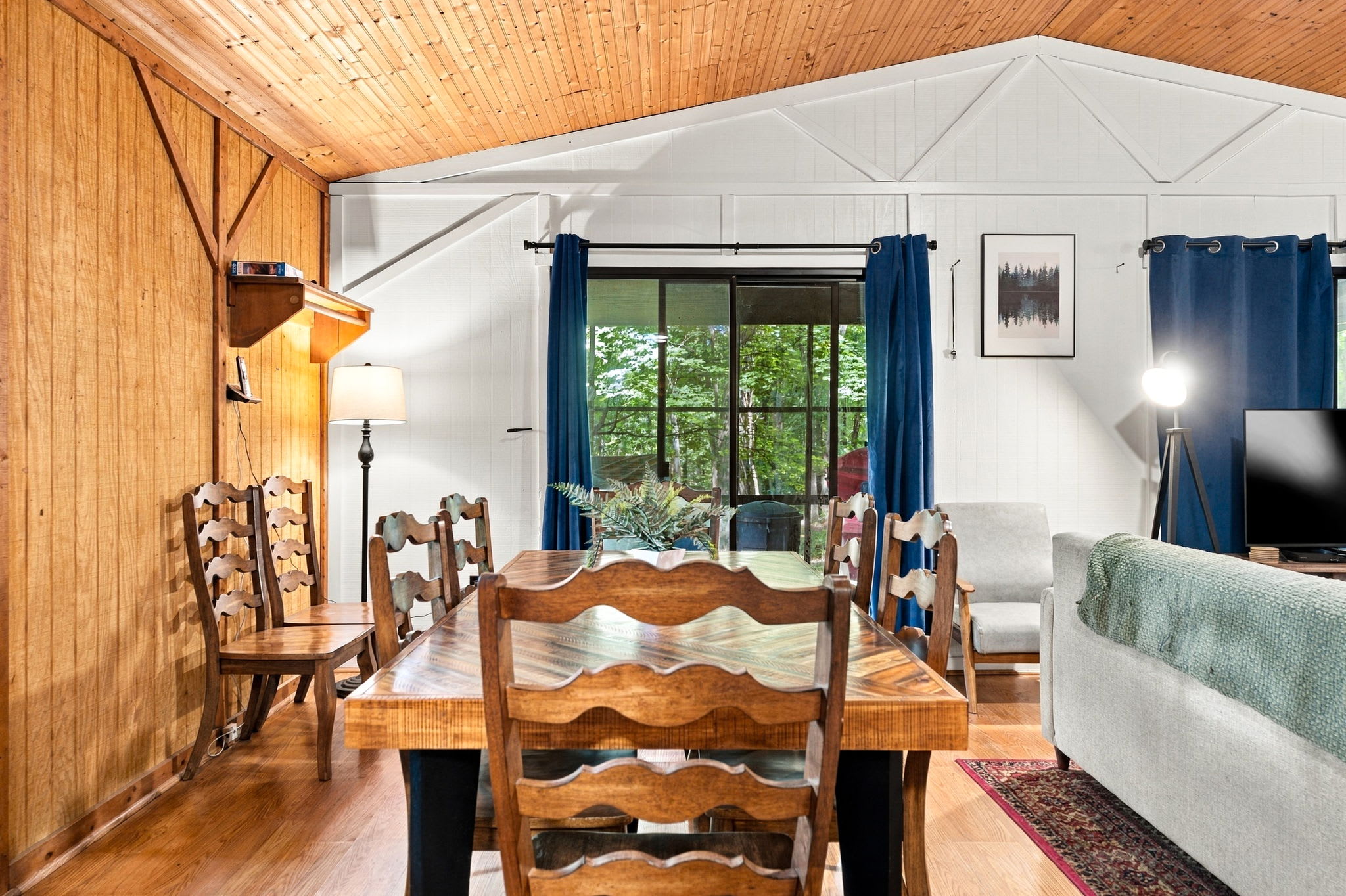 River Cabin w/ Hot Tub, Screened Porch & Fire Pit