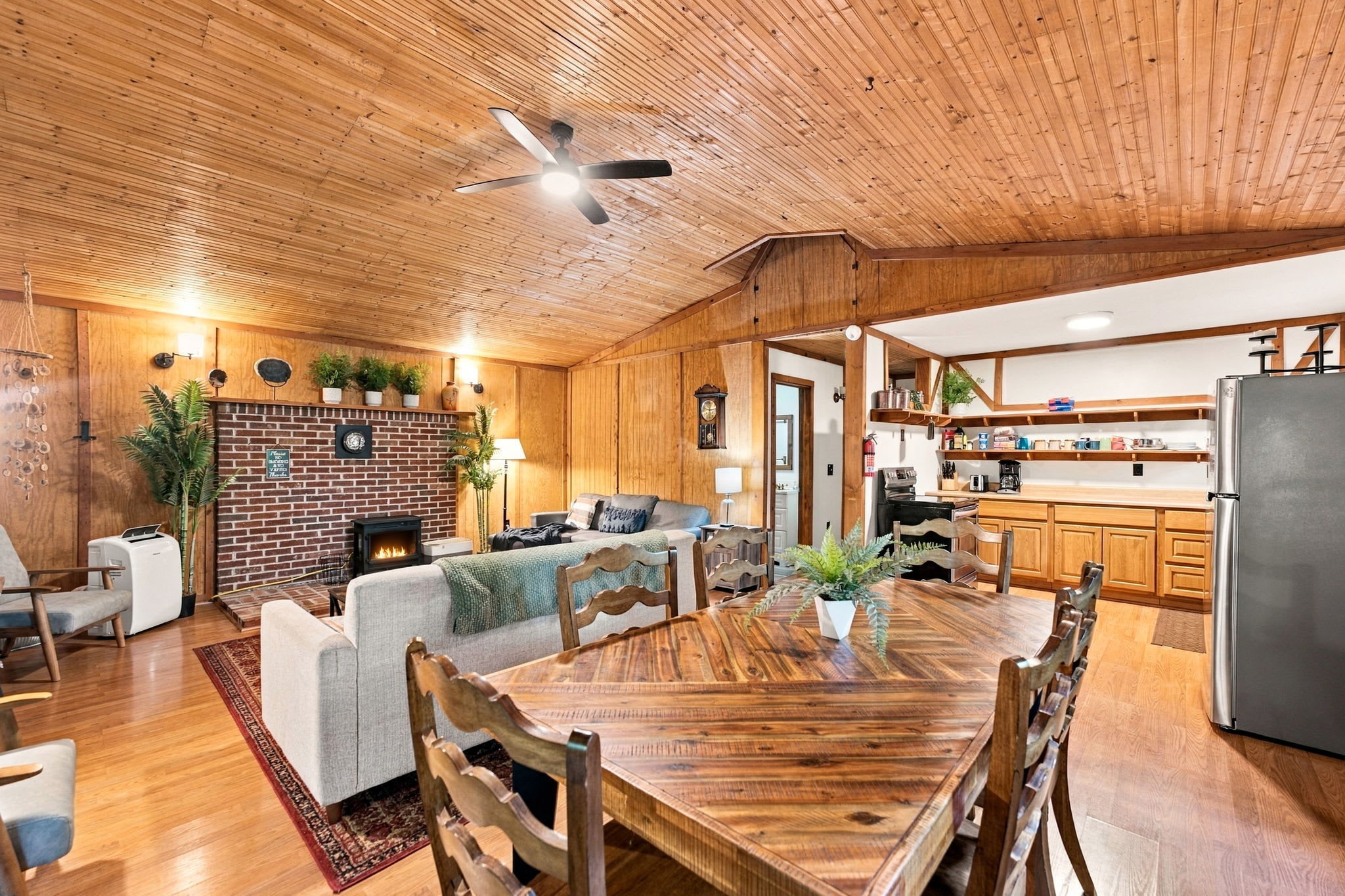 River Cabin w/ Hot Tub, Screened Porch & Fire Pit