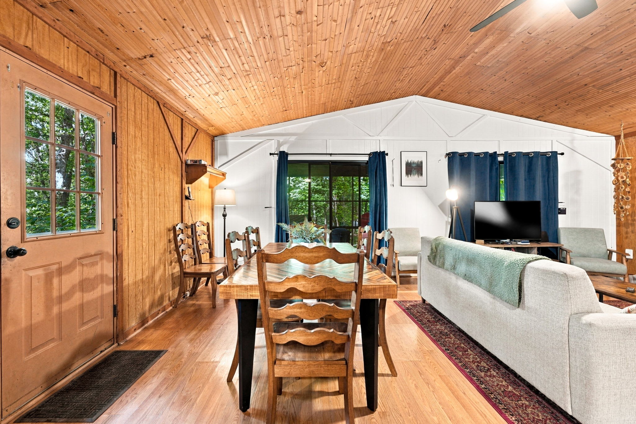 River Cabin w/ Hot Tub, Screened Porch & Fire Pit