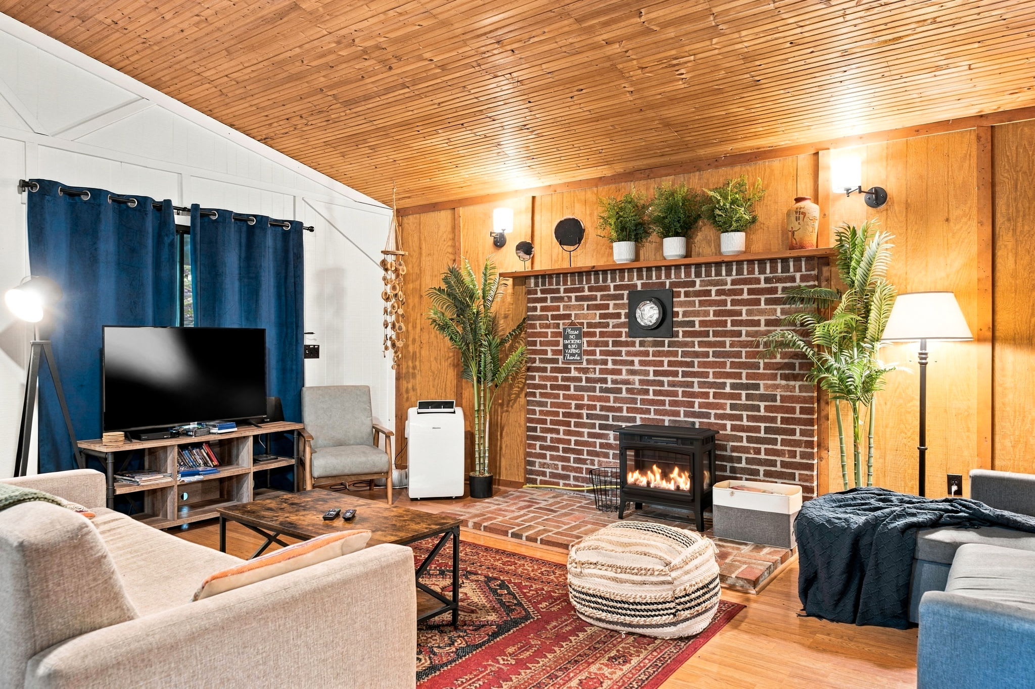 River Cabin w/ Hot Tub, Screened Porch & Fire Pit