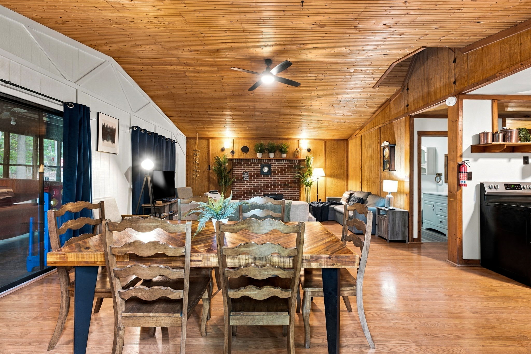 River Cabin w/ Hot Tub, Screened Porch & Fire Pit