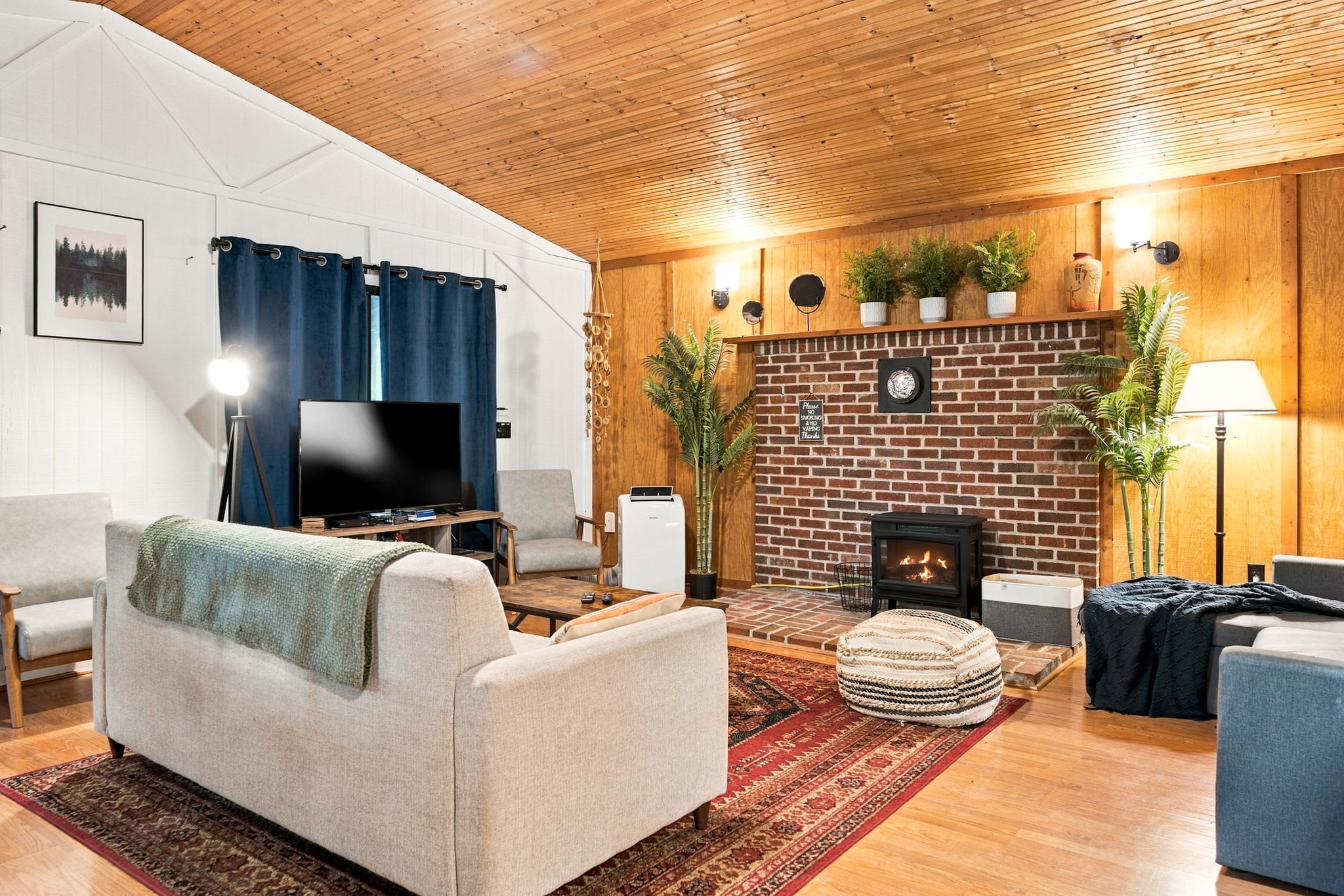 River Cabin w/ Hot Tub, Screened Porch & Fire Pit