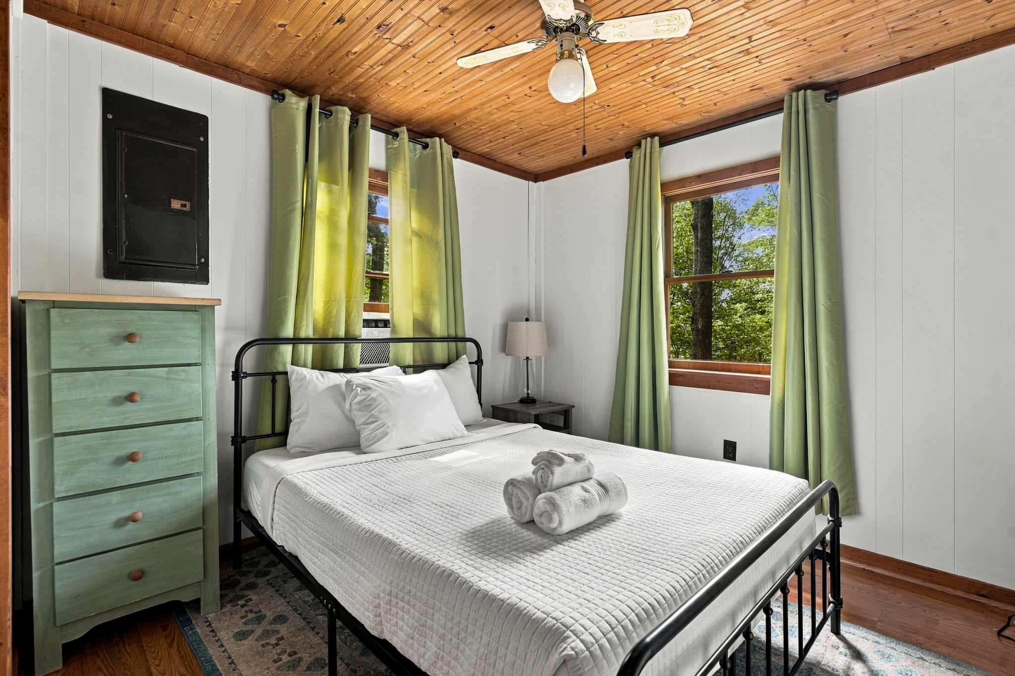 River Cabin w/ Hot Tub, Screened Porch & Fire Pit
