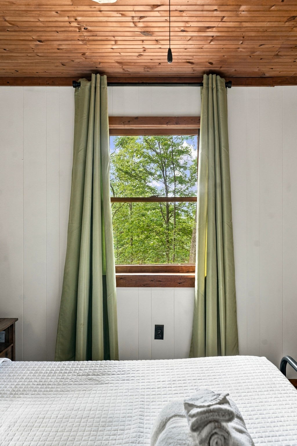 River Cabin w/ Hot Tub, Screened Porch & Fire Pit