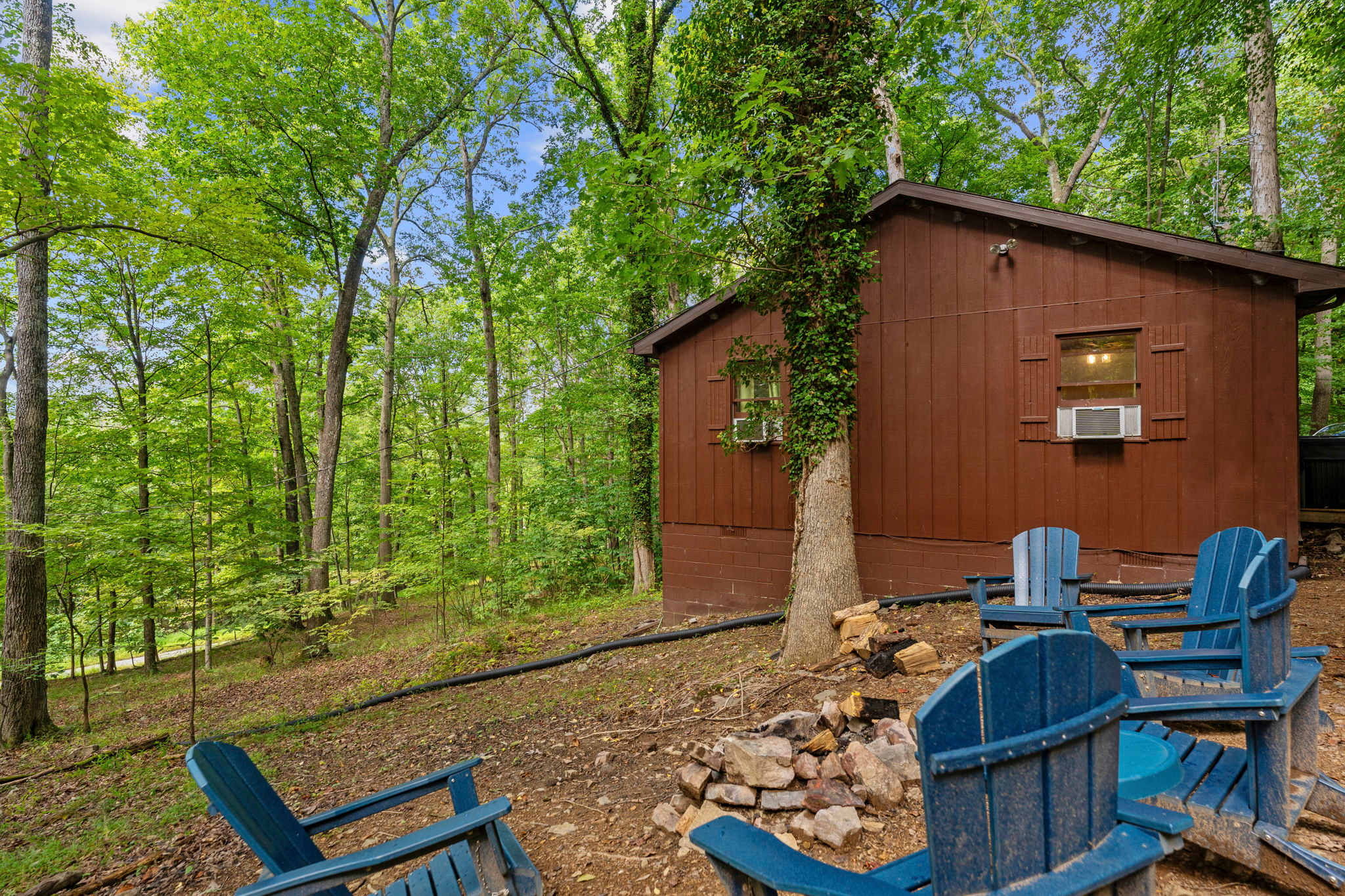 River Cabin w/ Hot Tub, Screened Porch & Fire Pit