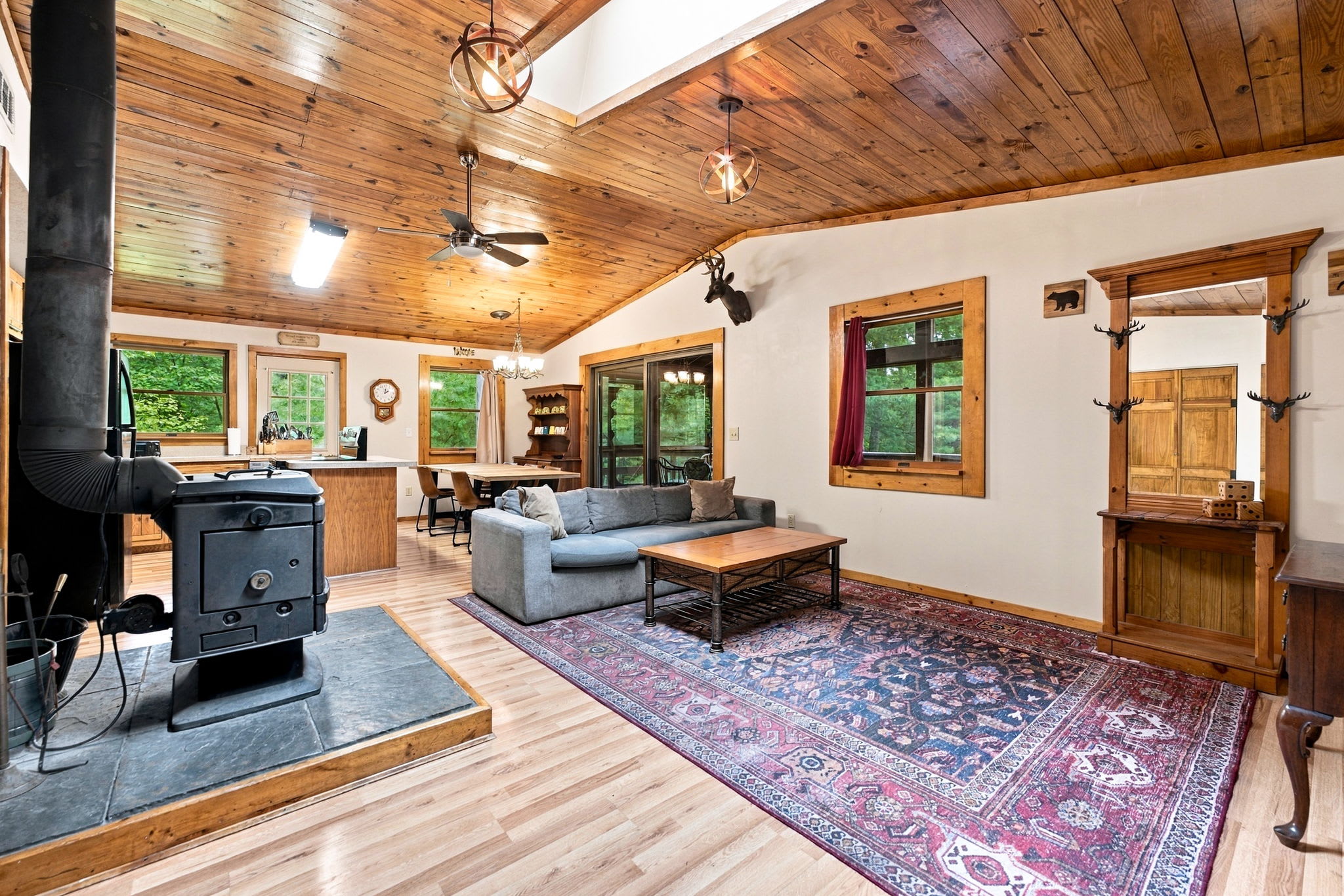 River Cabin w/hot tub, fire pit, deck, games, wifi
