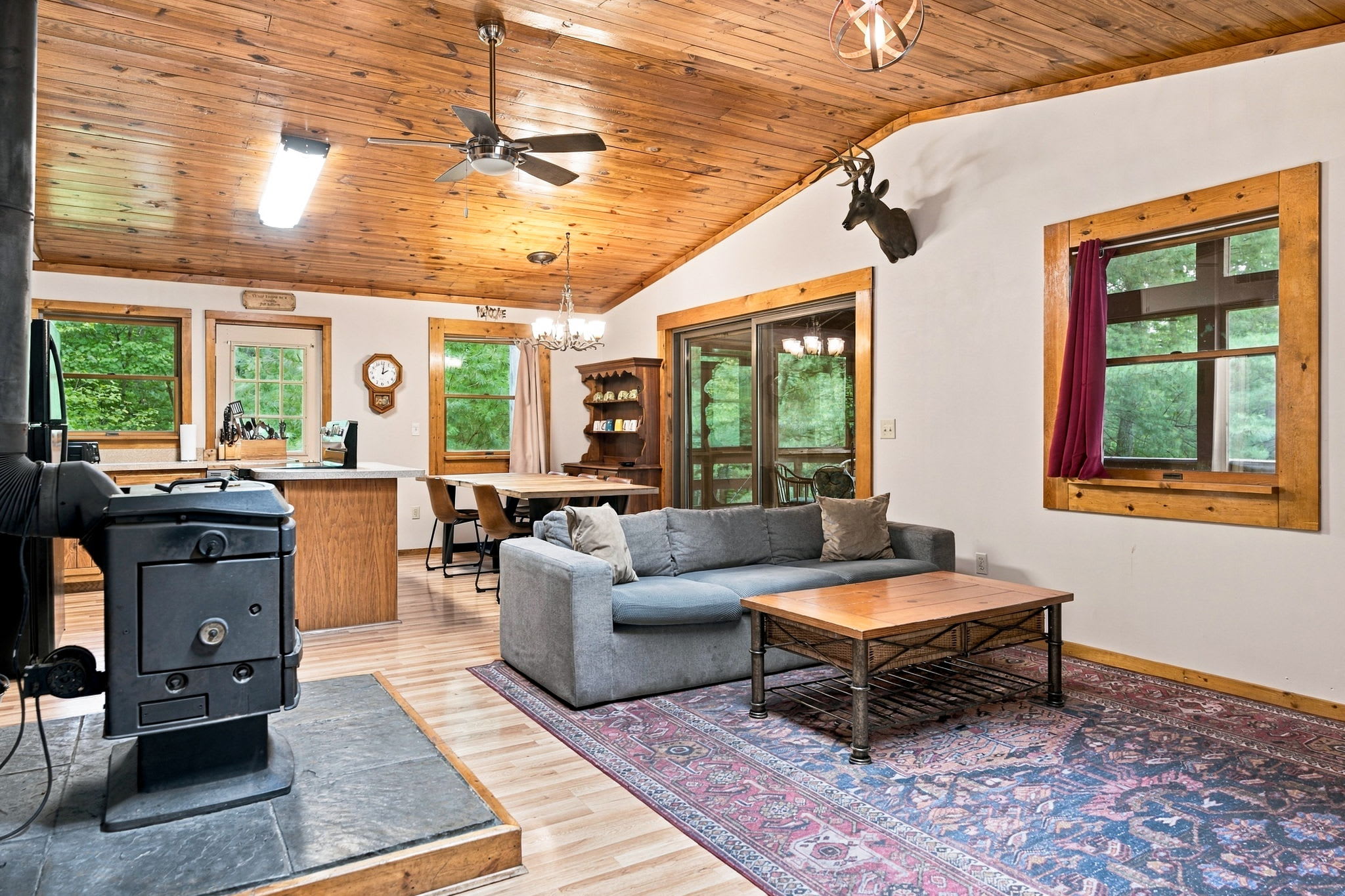 River Cabin w/hot tub, fire pit, deck, games, wifi