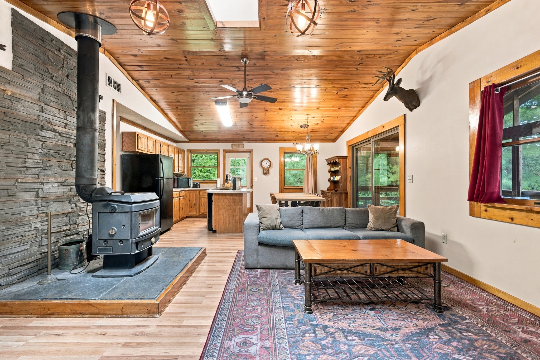 River Cabin w/hot tub, fire pit, deck, games, wifi