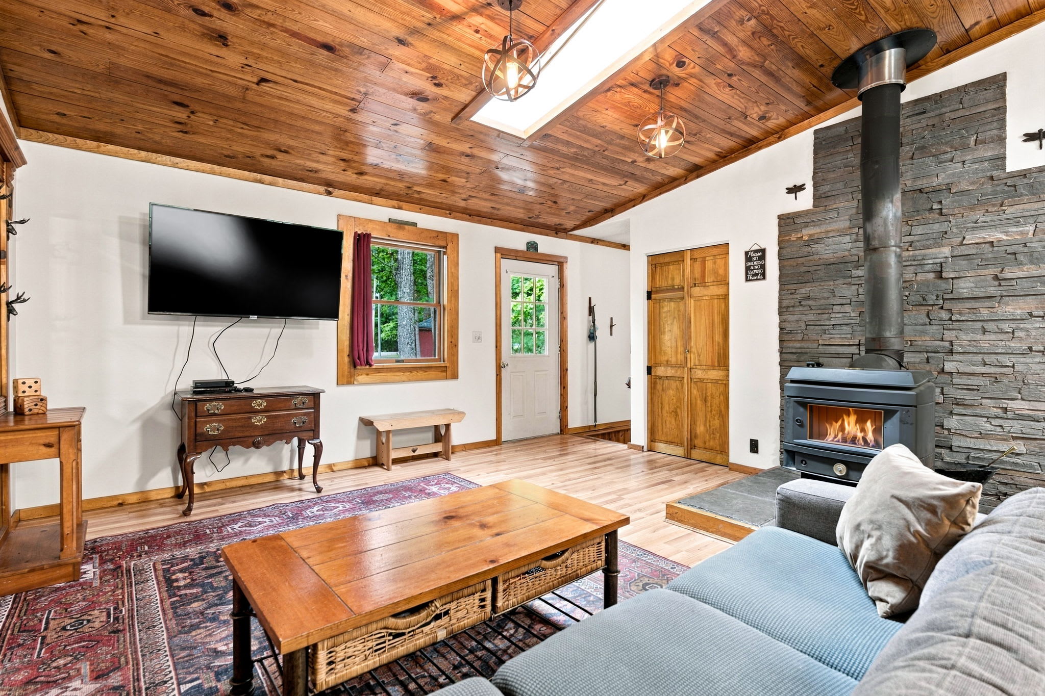 River Cabin w/hot tub, fire pit, deck, games, wifi