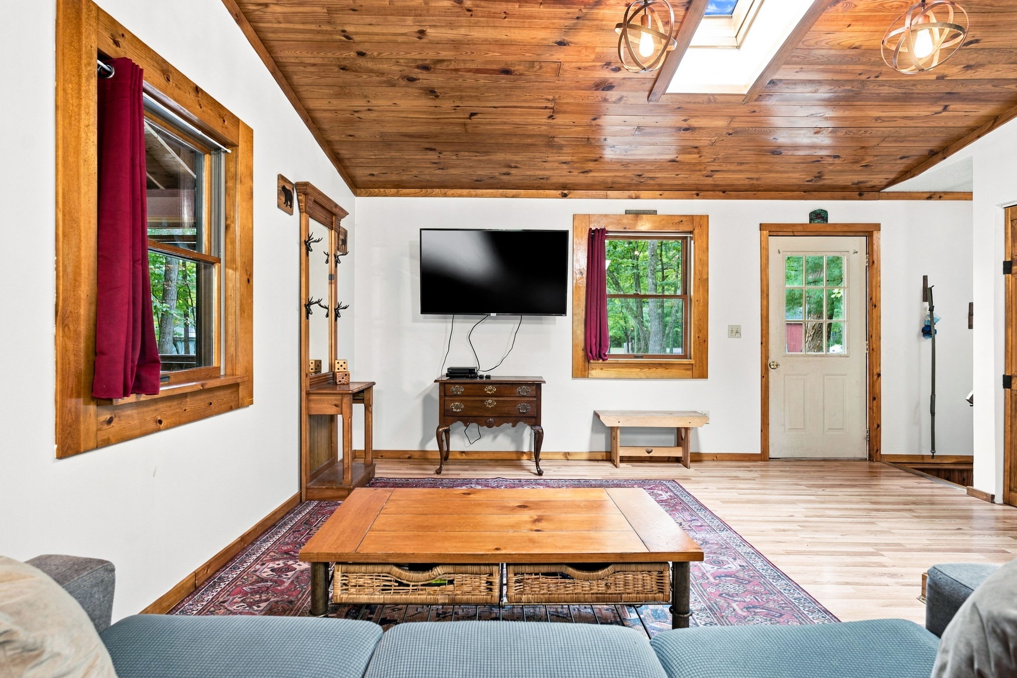 River Cabin w/hot tub, fire pit, deck, games, wifi
