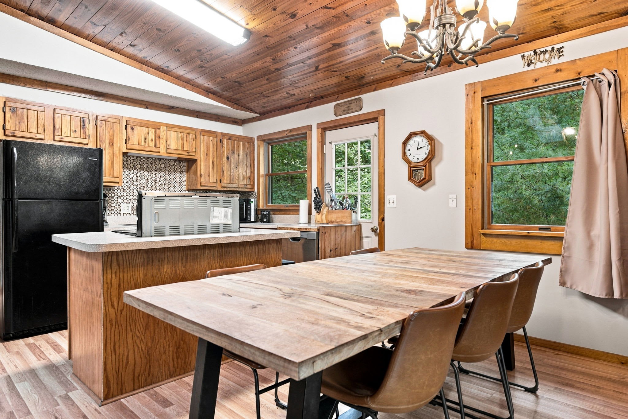 River Cabin w/hot tub, fire pit, deck, games, wifi