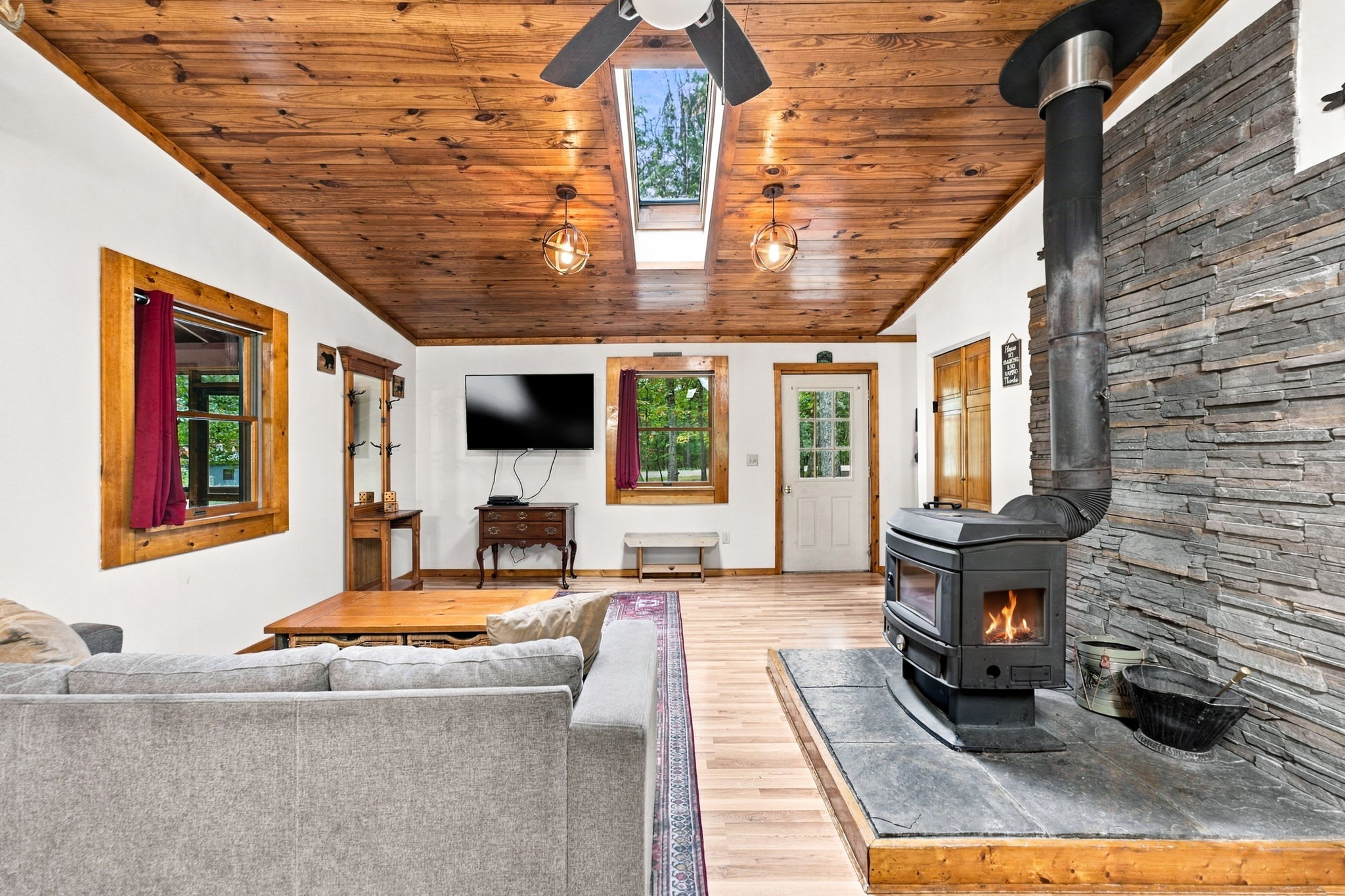 River Cabin w/hot tub, fire pit, deck, games, wifi