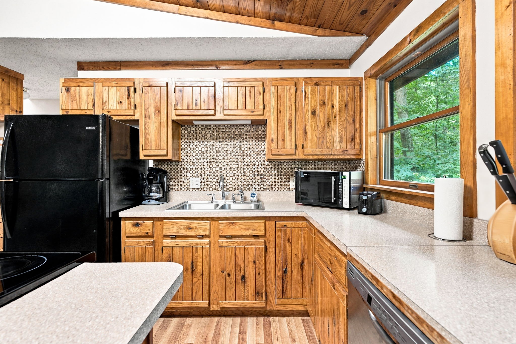River Cabin w/hot tub, fire pit, deck, games, wifi