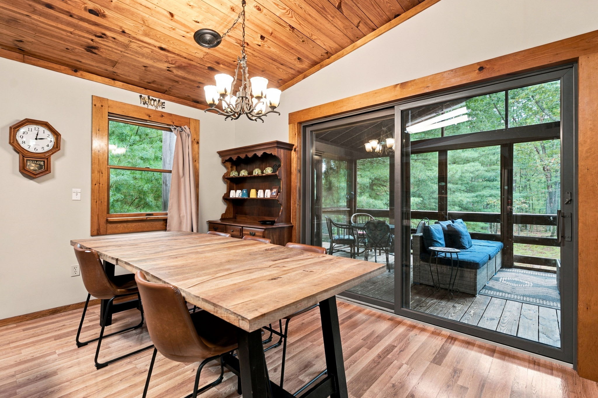 River Cabin w/hot tub, fire pit, deck, games, wifi