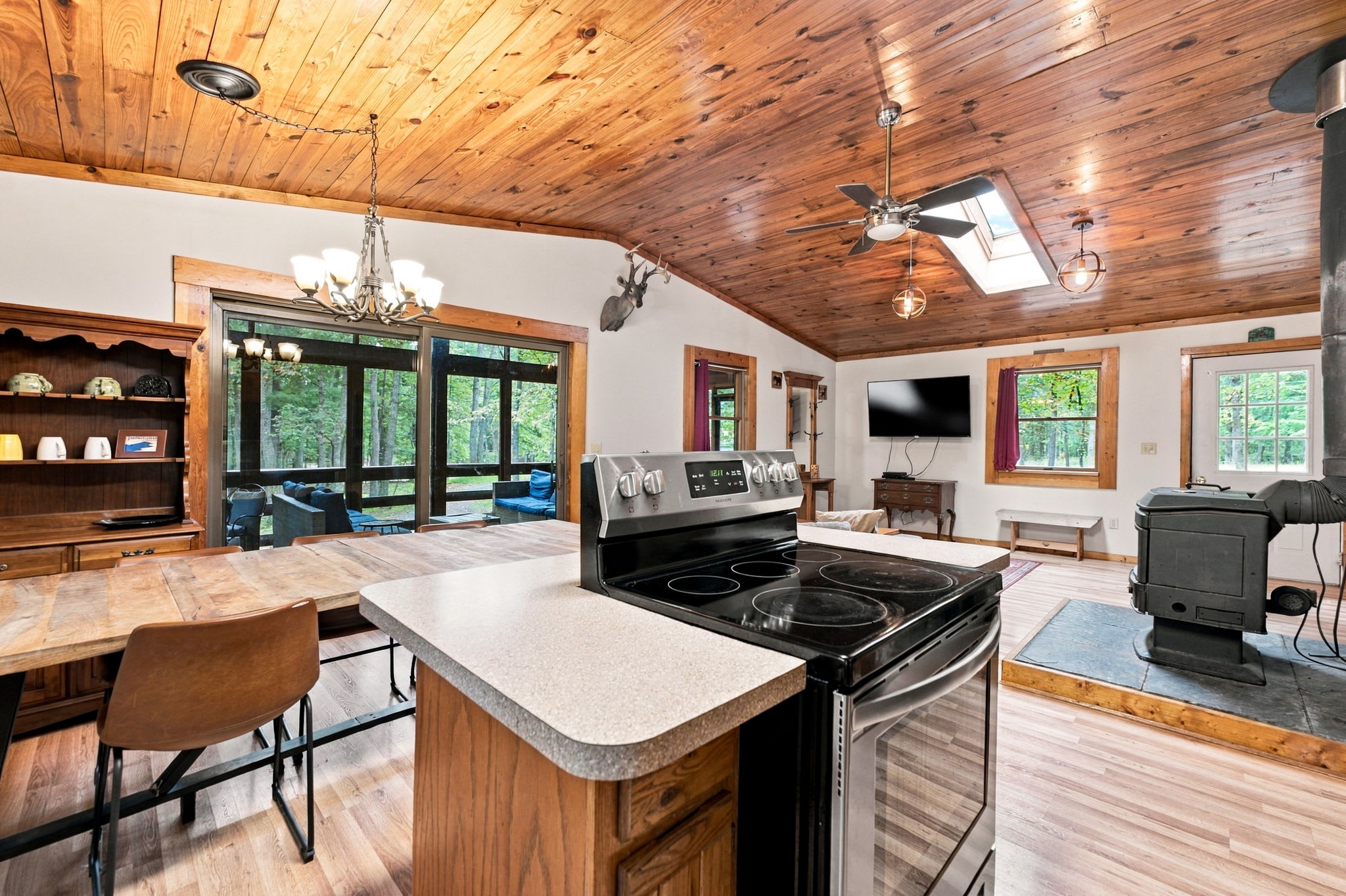 River Cabin w/hot tub, fire pit, deck, games, wifi