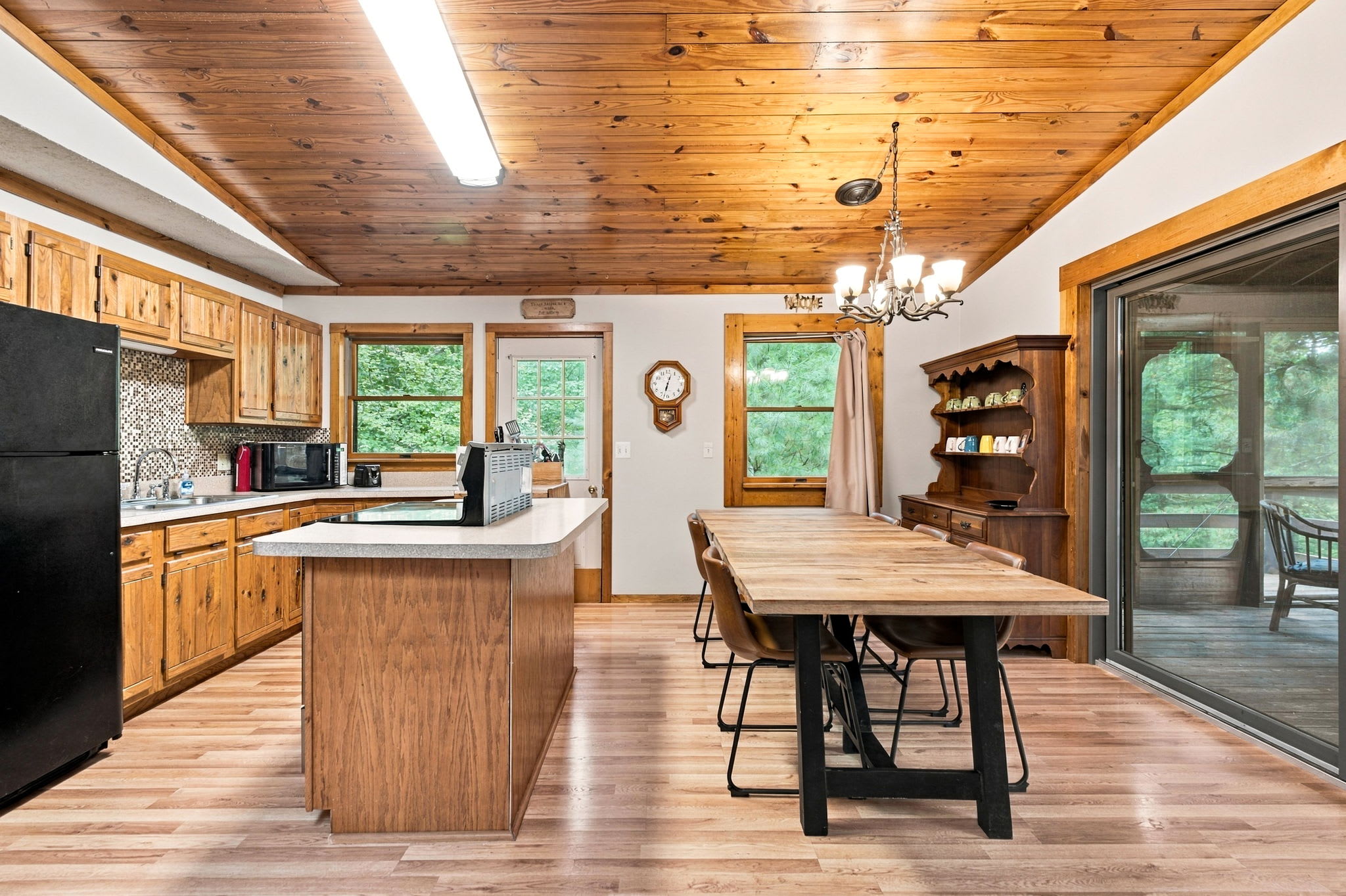 River Cabin w/hot tub, fire pit, deck, games, wifi