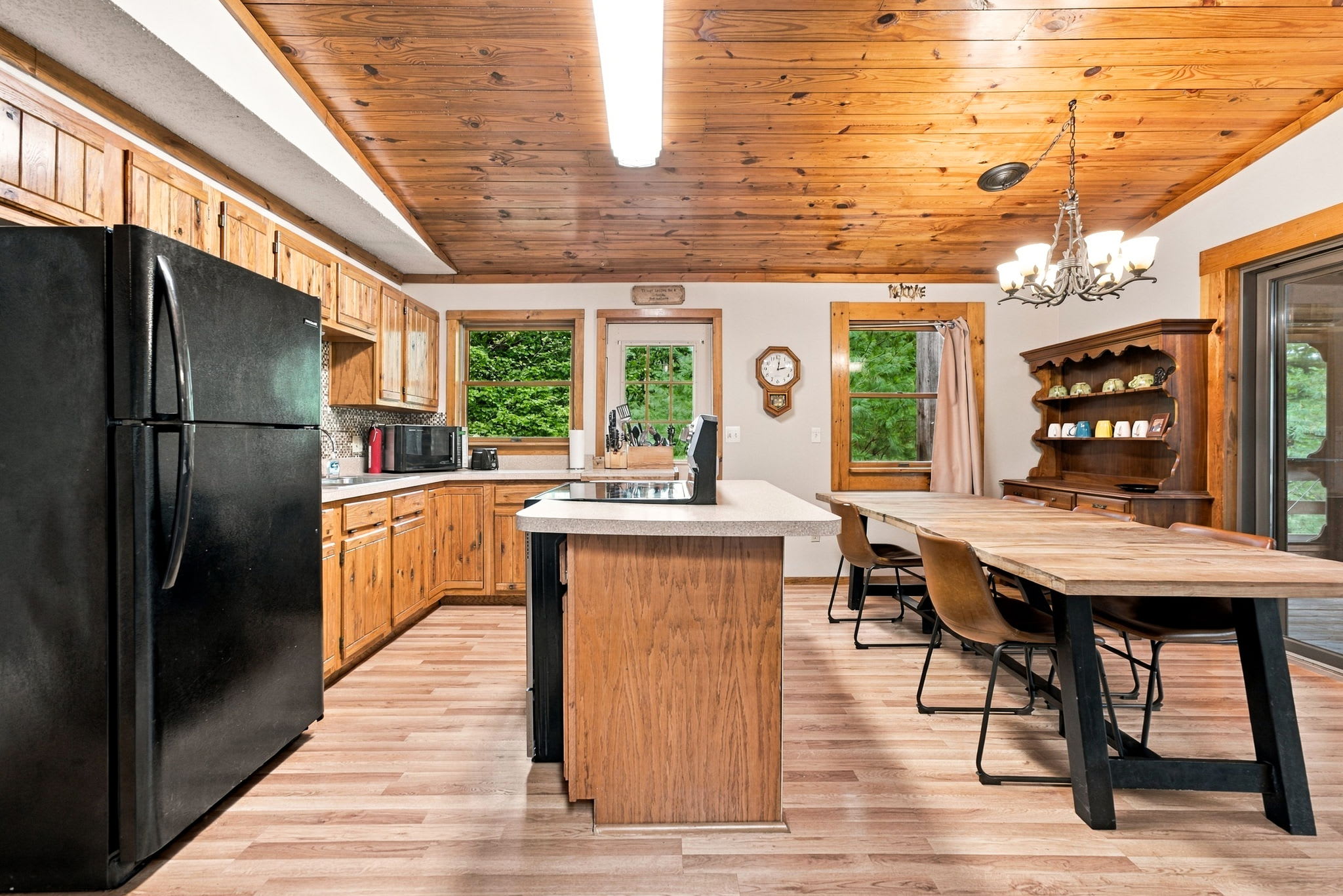River Cabin w/hot tub, fire pit, deck, games, wifi