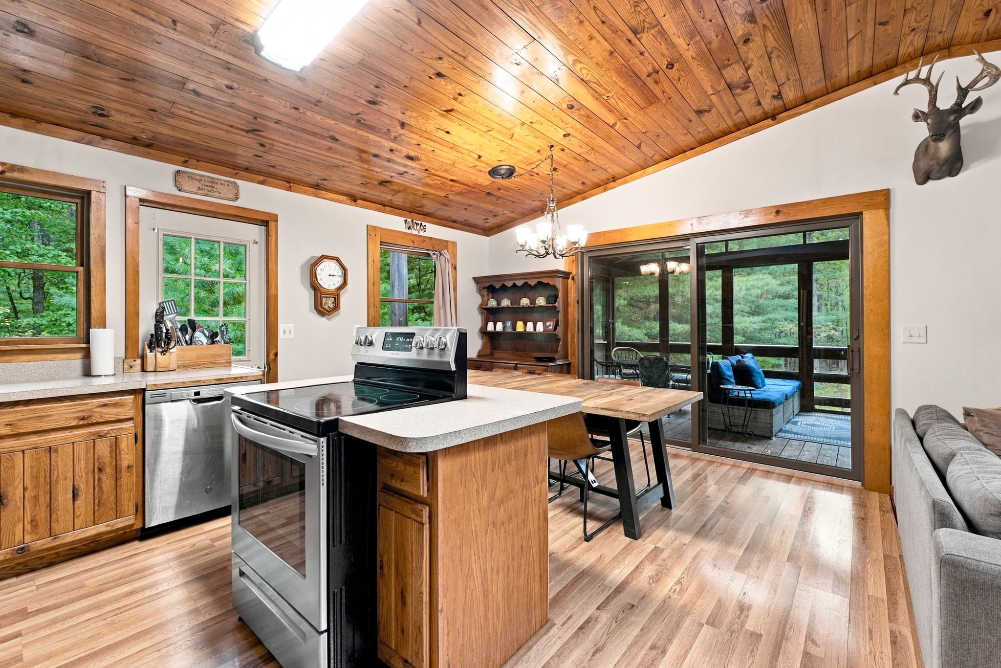 River Cabin w/hot tub, fire pit, deck, games, wifi