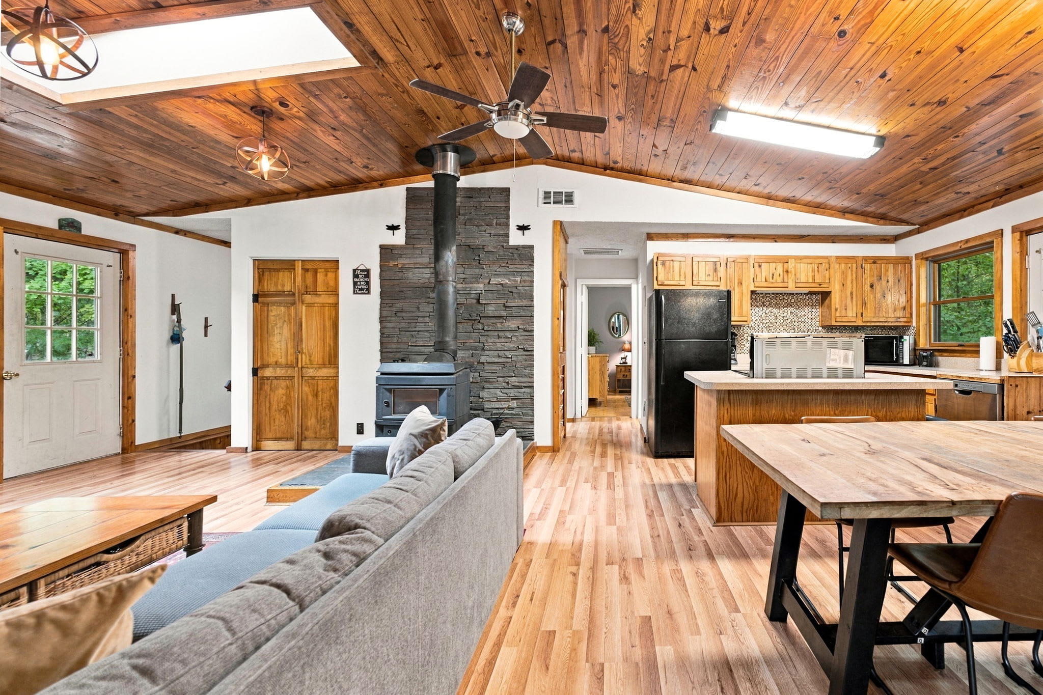 River Cabin w/hot tub, fire pit, deck, games, wifi