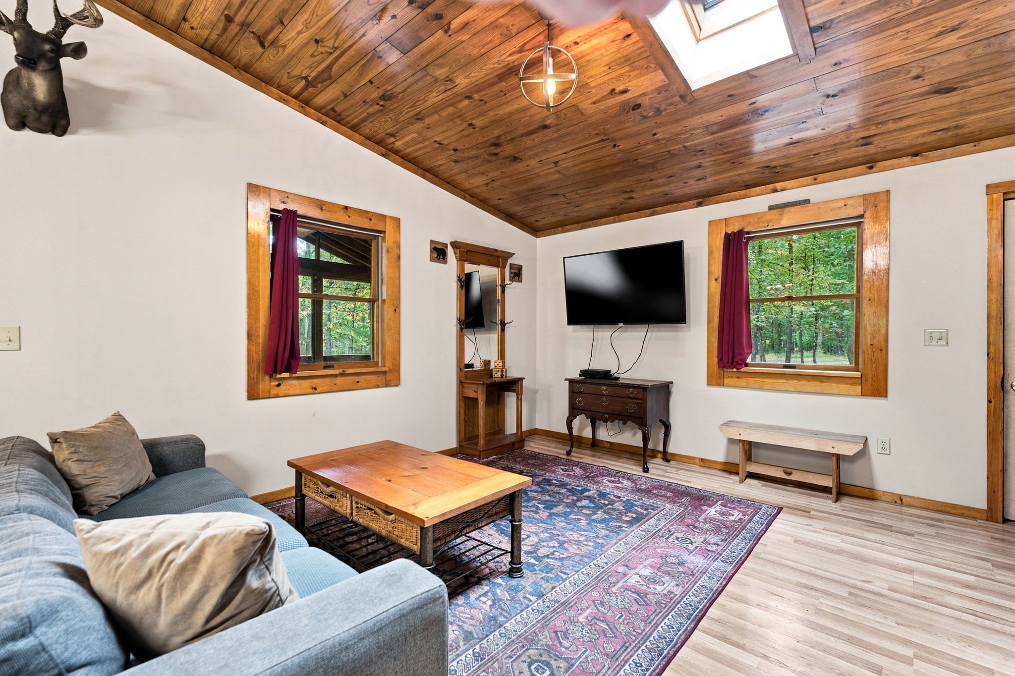 River Cabin w/hot tub, fire pit, deck, games, wifi