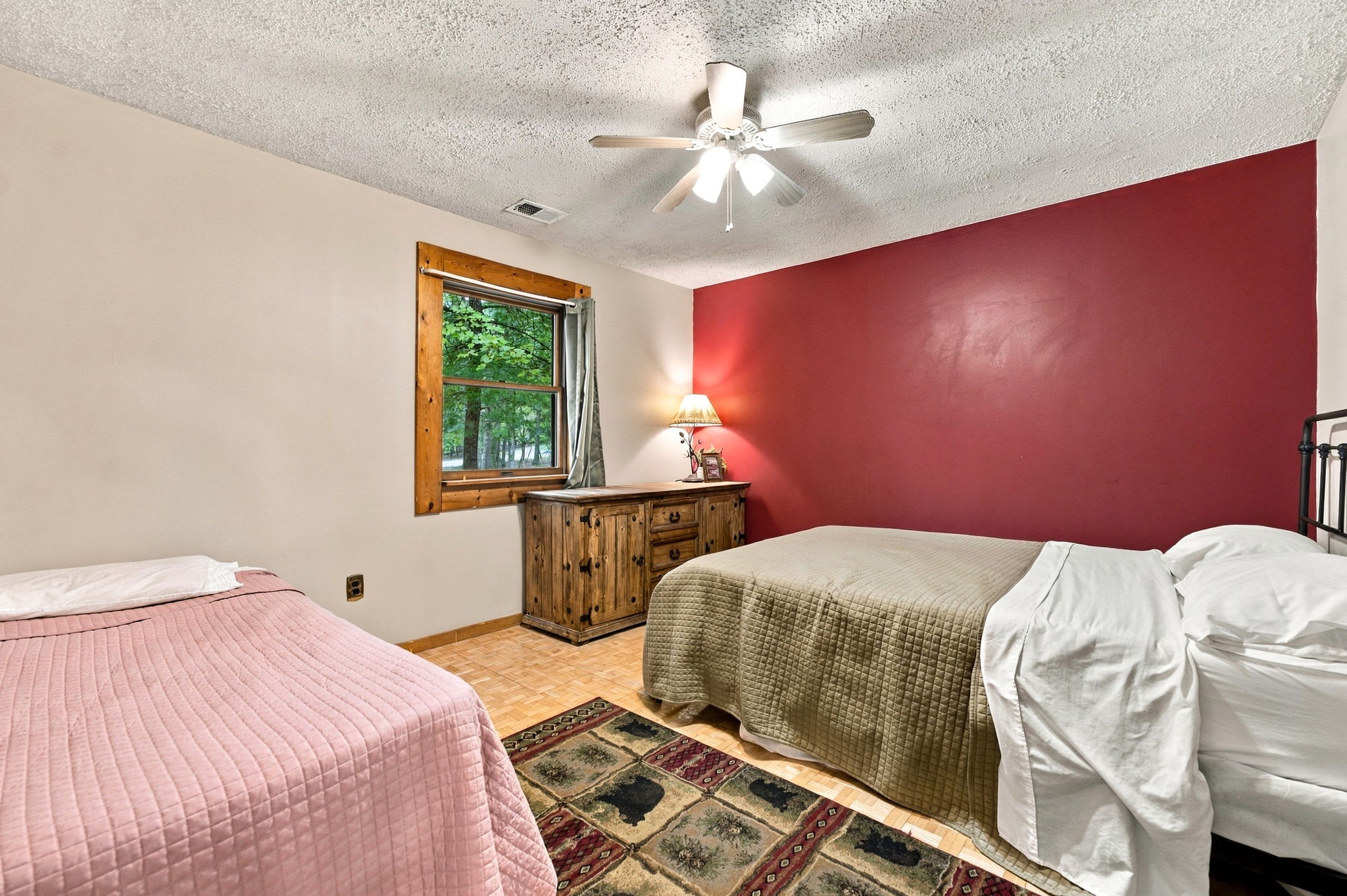 River Cabin w/hot tub, fire pit, deck, games, wifi