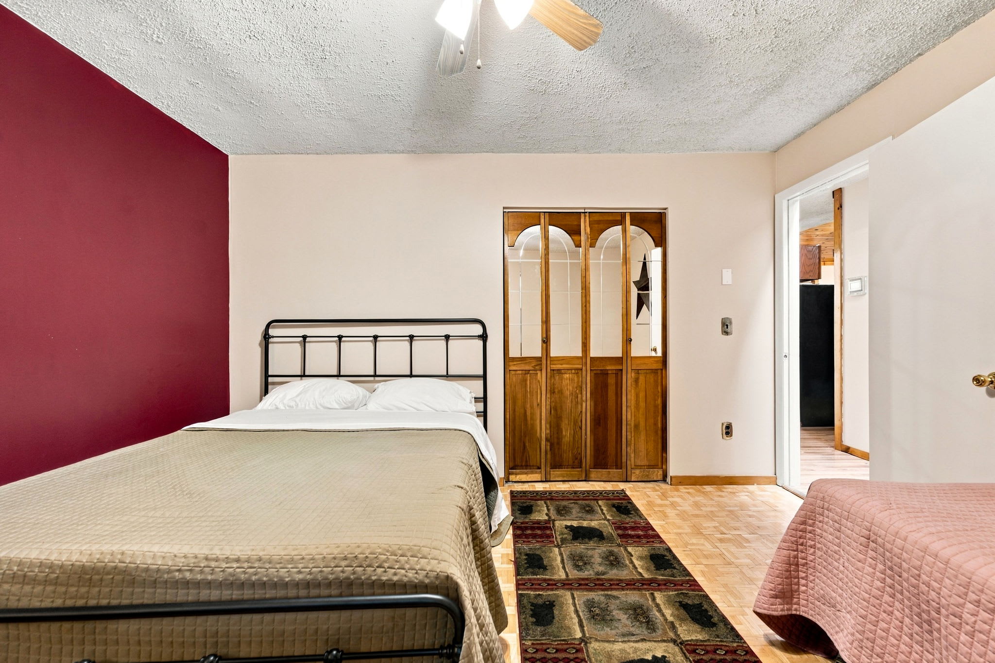 River Cabin w/hot tub, fire pit, deck, games, wifi