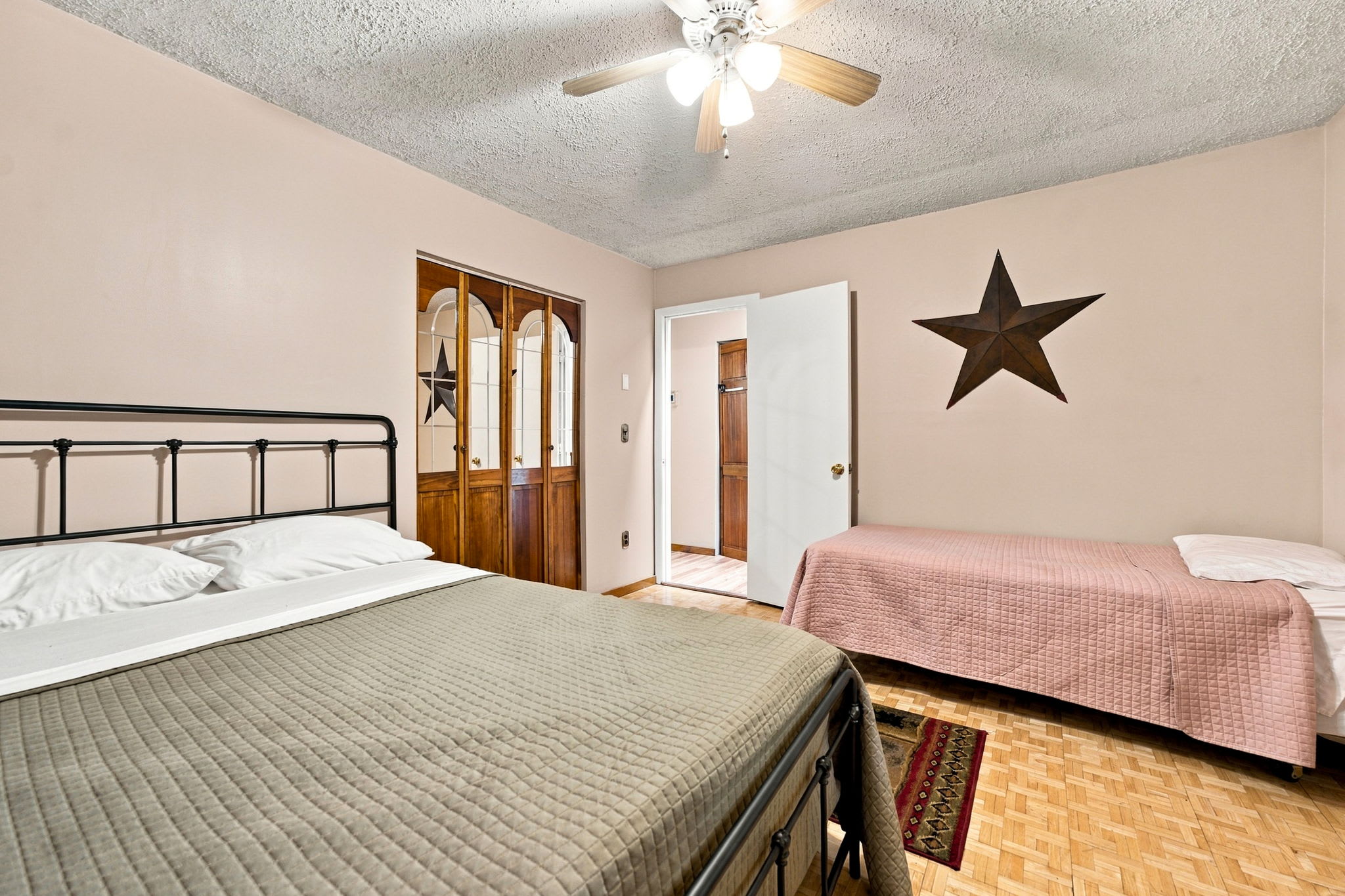 River Cabin w/hot tub, fire pit, deck, games, wifi