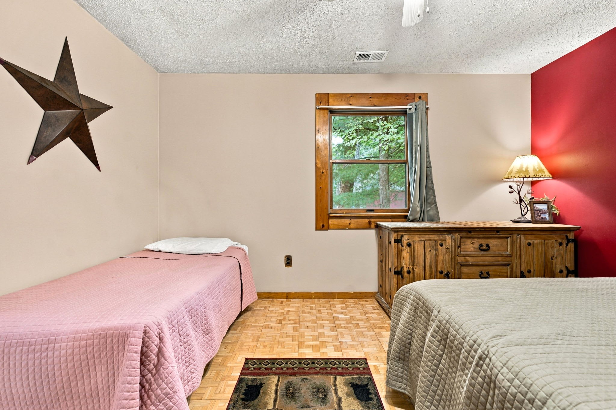 River Cabin w/hot tub, fire pit, deck, games, wifi
