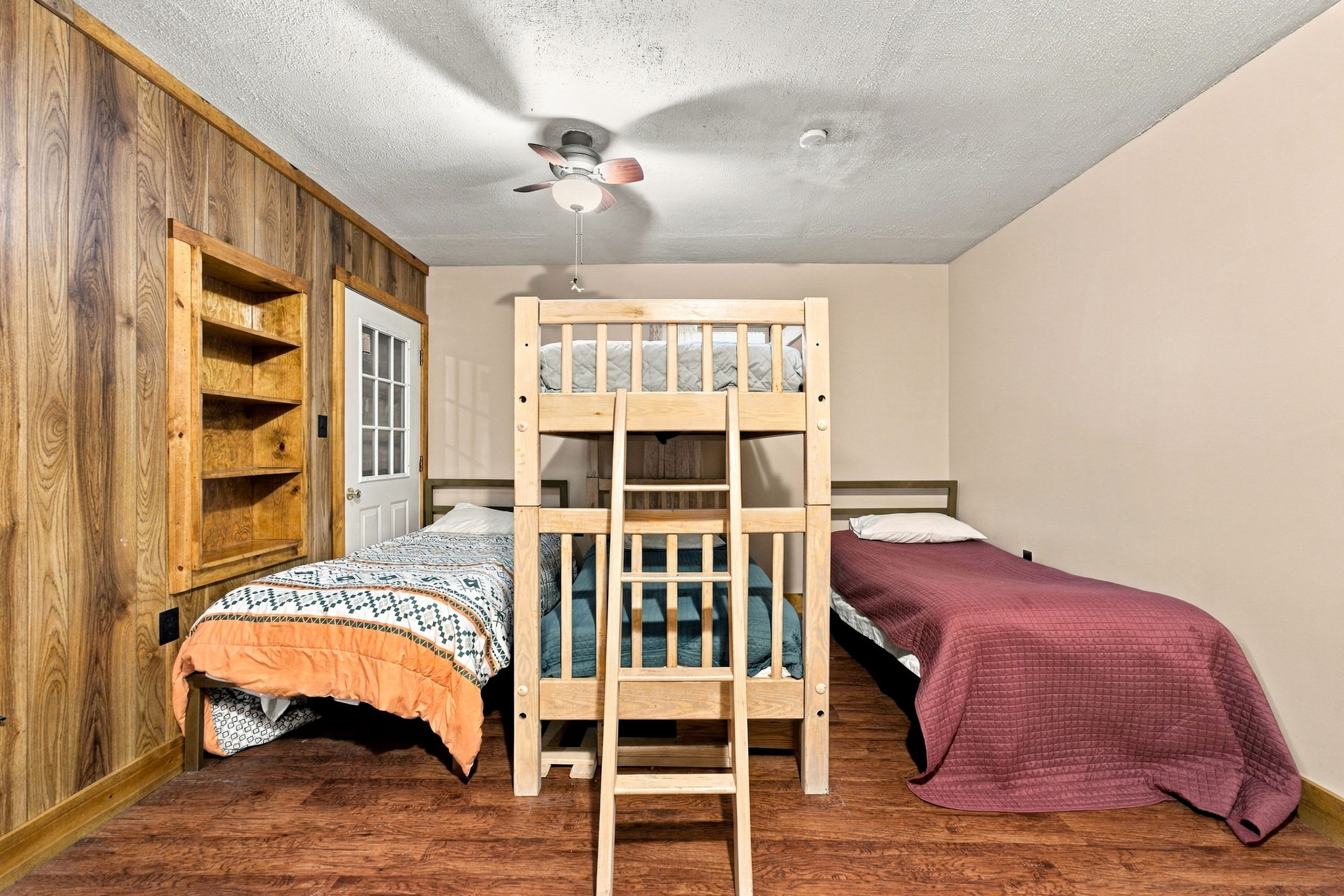 River Cabin w/hot tub, fire pit, deck, games, wifi